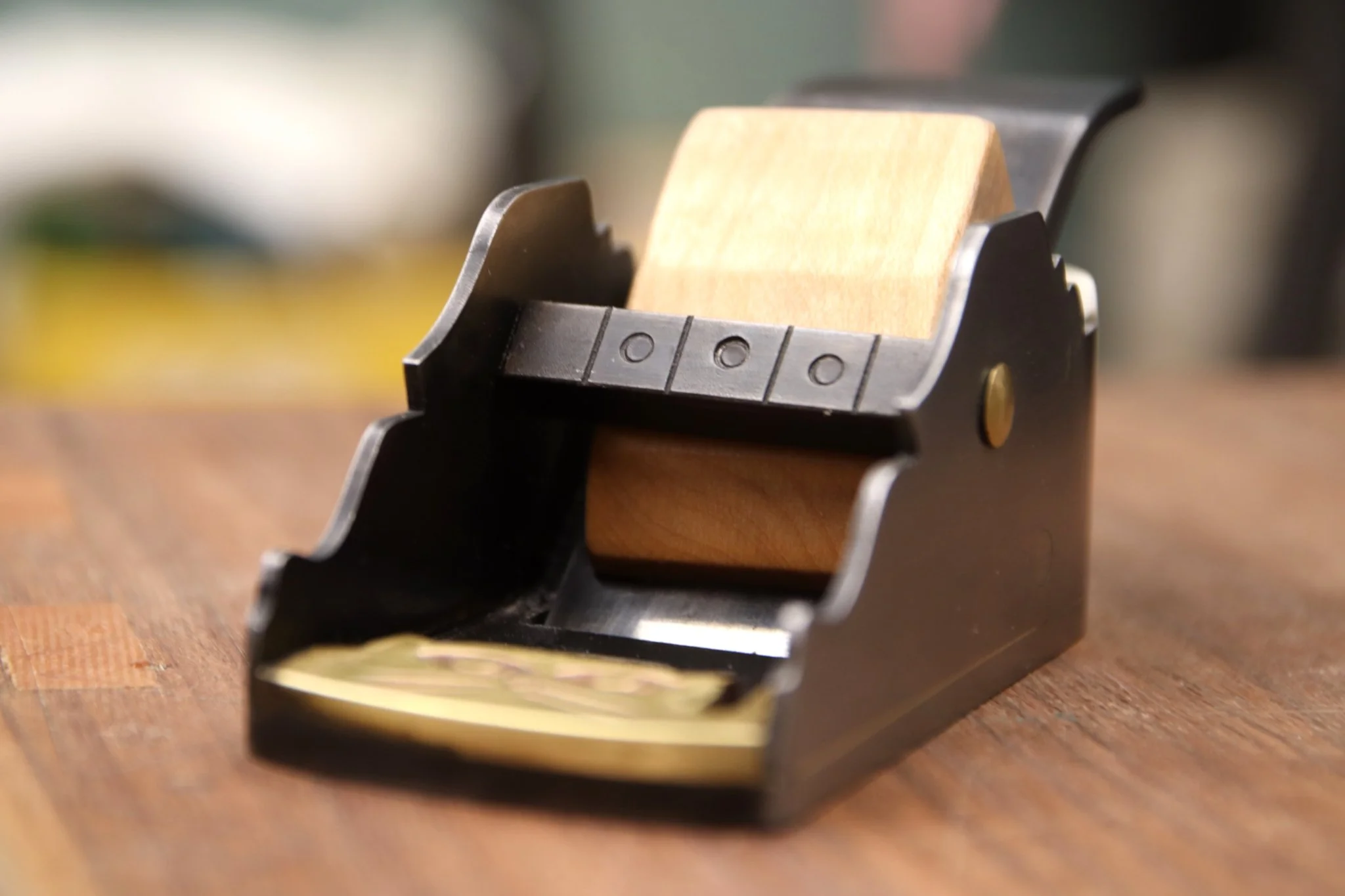 Block plane with a cat head decoration