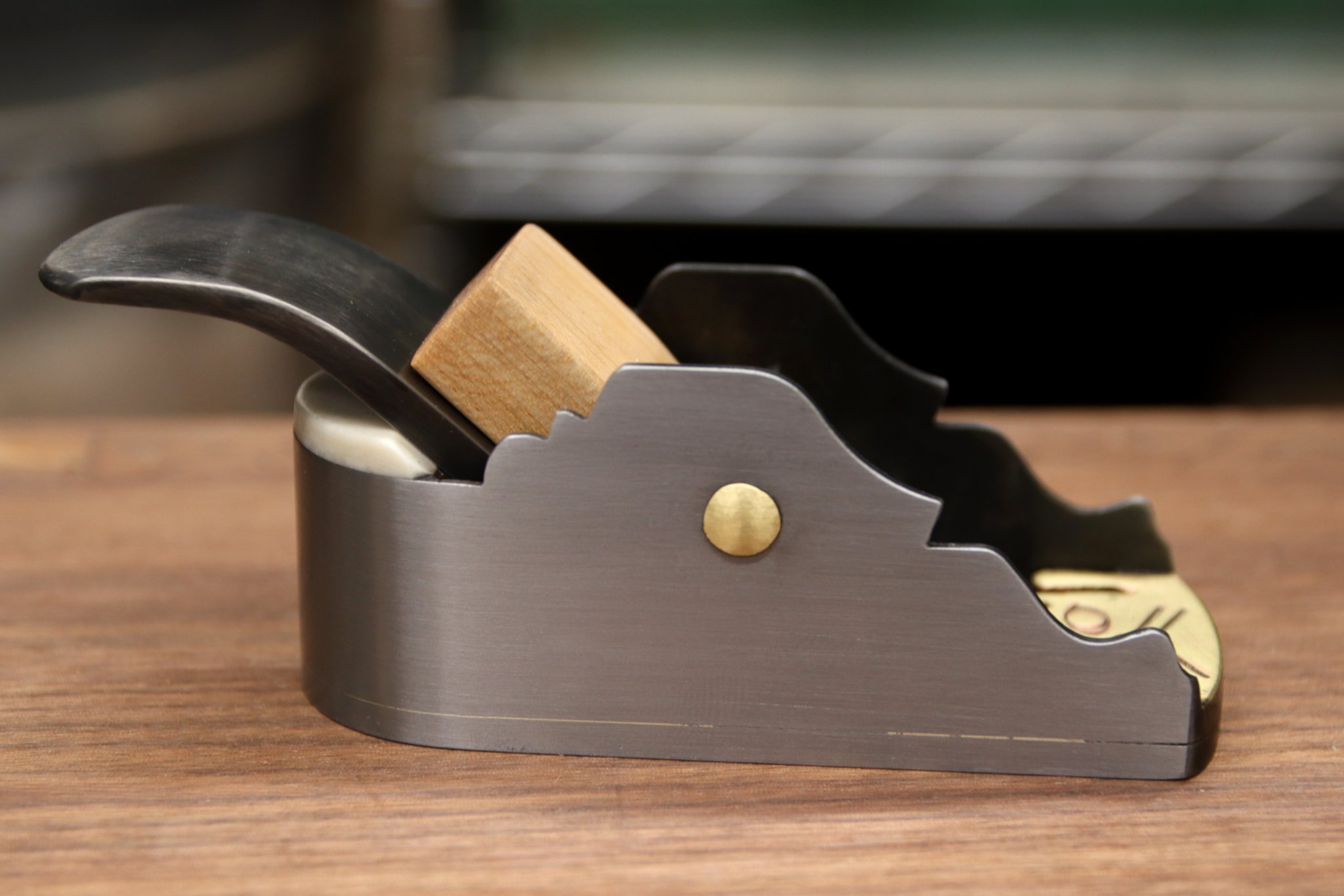 Block plane with a cat head decoration