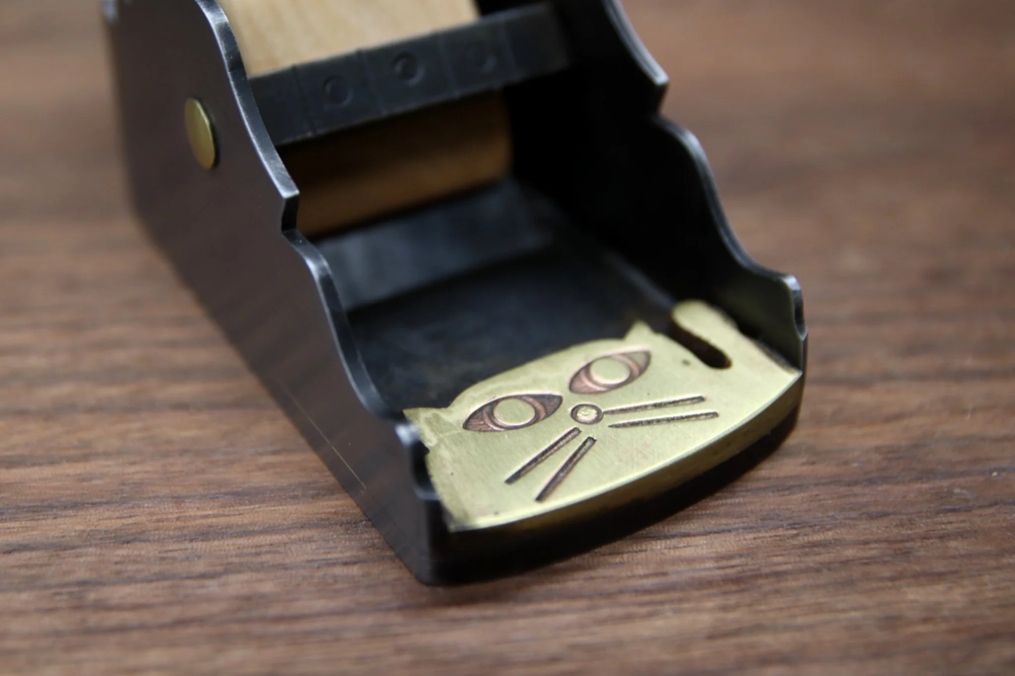 Block plane with a cat head decoration