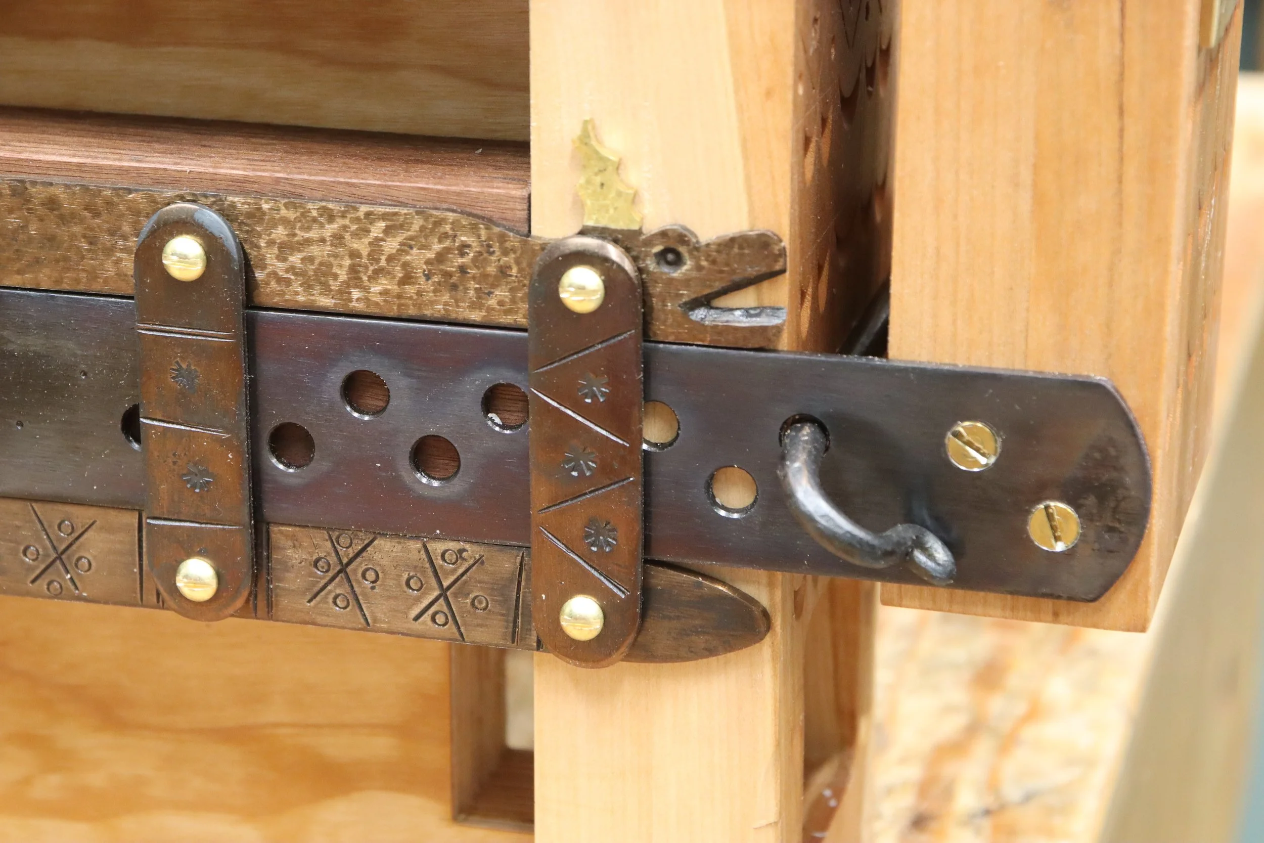 Dragon head vise hardware