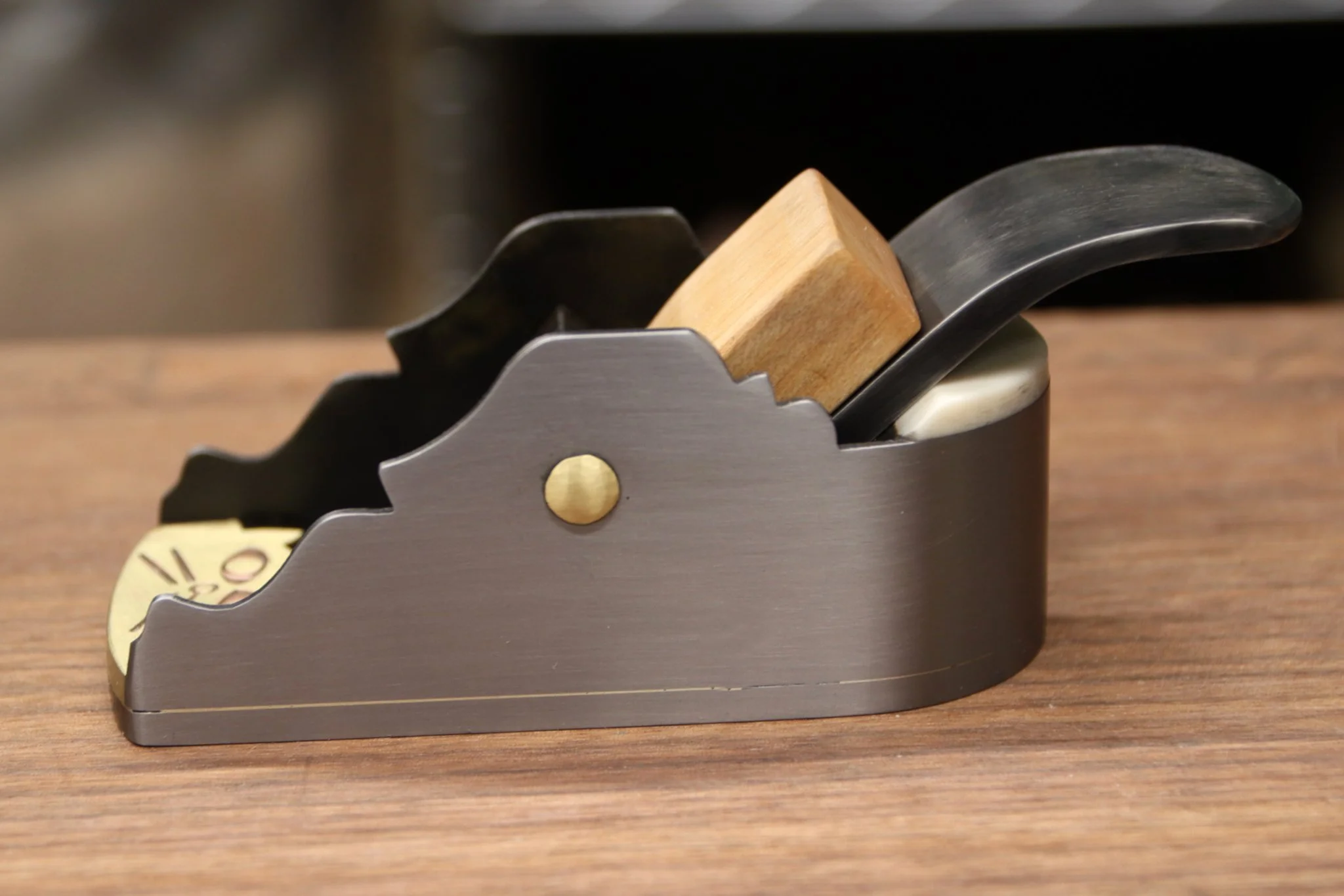 Block plane with a cat head decoration