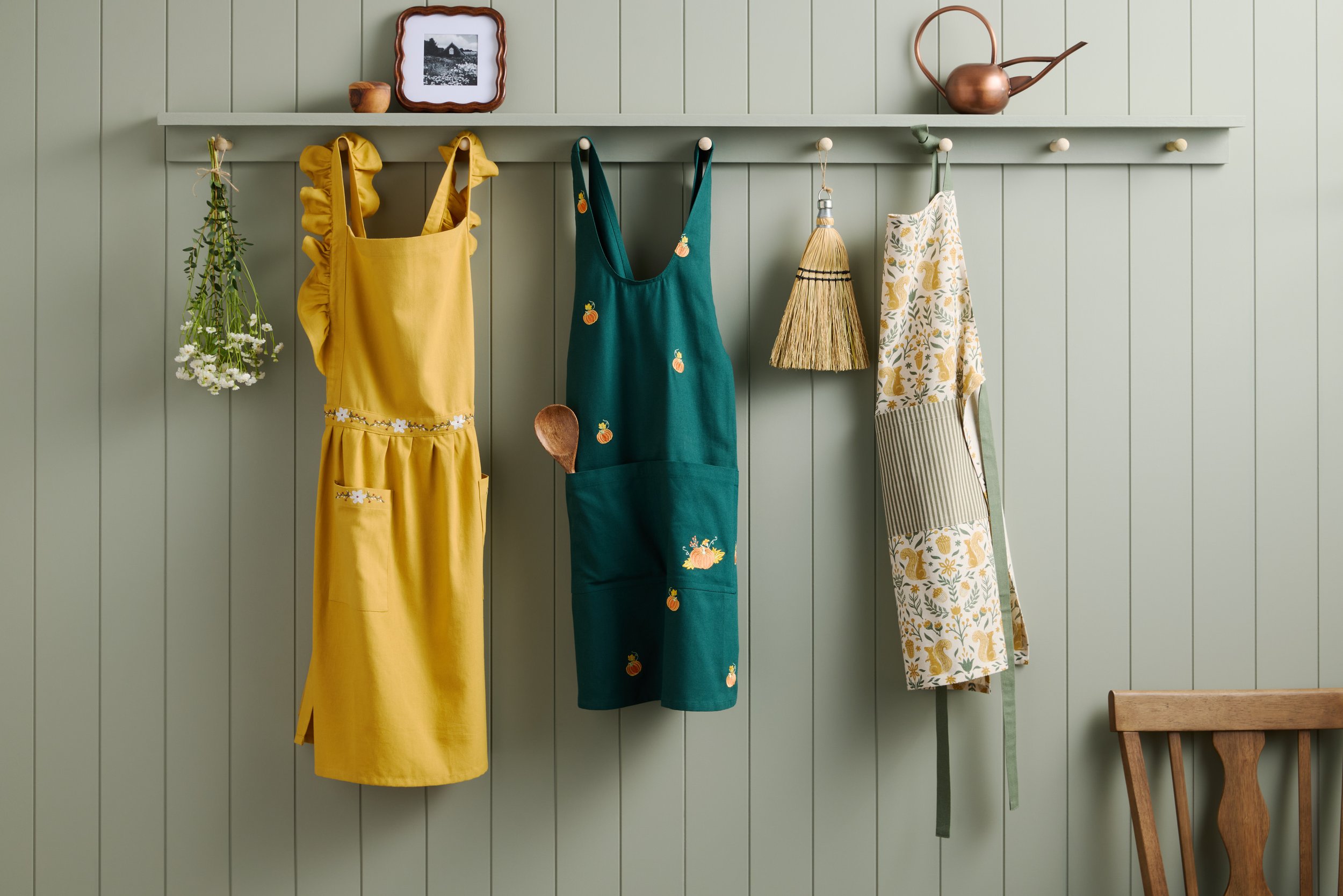 Ecomm_PDP_jpgs-Kitchen_Aprons_wk19_FA26_991x661H_Hero.jpg