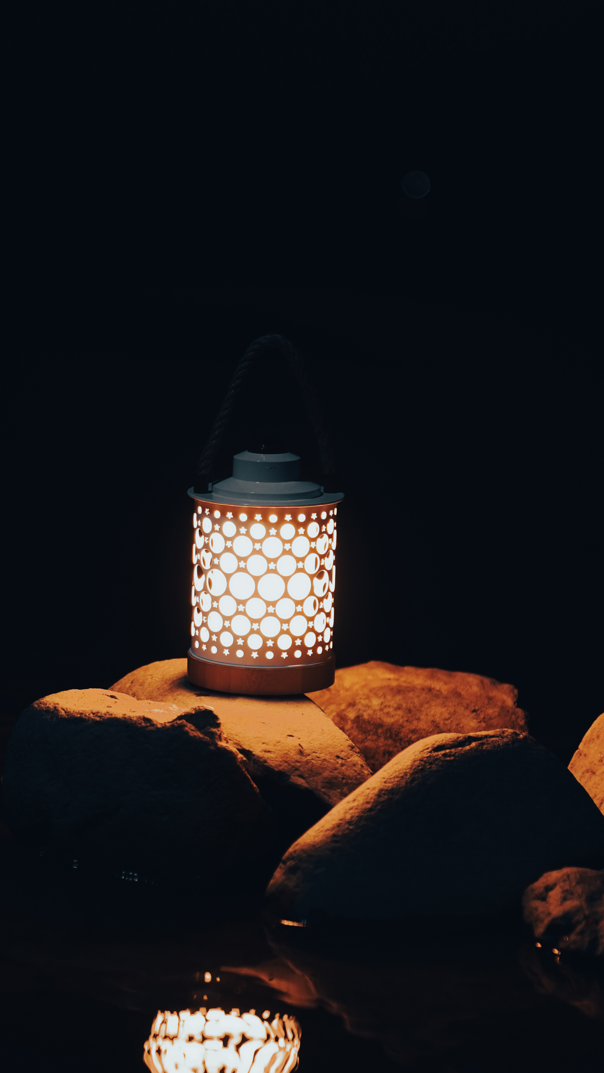 Ring_white_on rocks at night .png