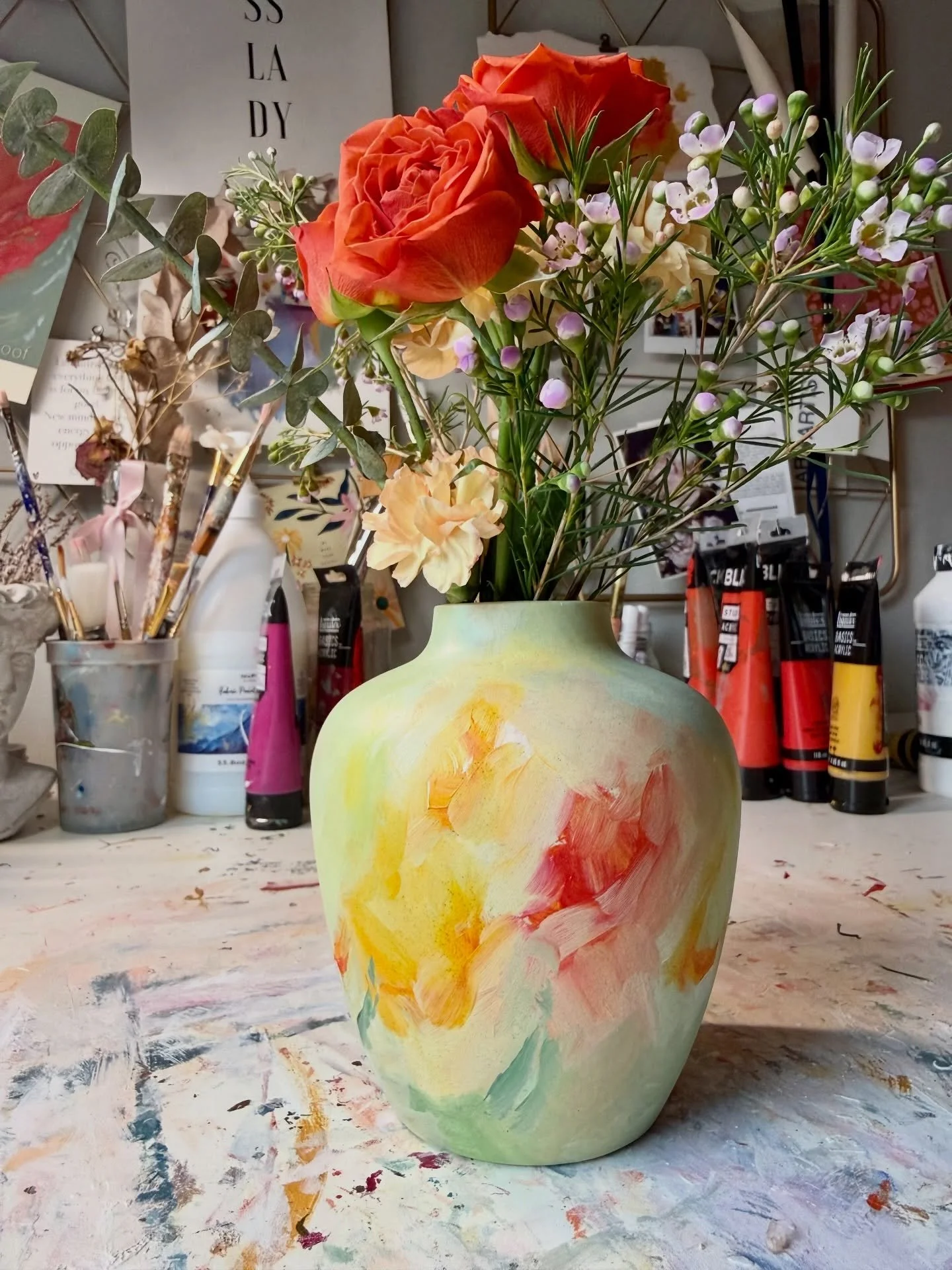 If you&rsquo;re looking for a vessel for your flowers today, consider this your sign 💕

Shop available handpainted valentine vases on my website now (link in bio)