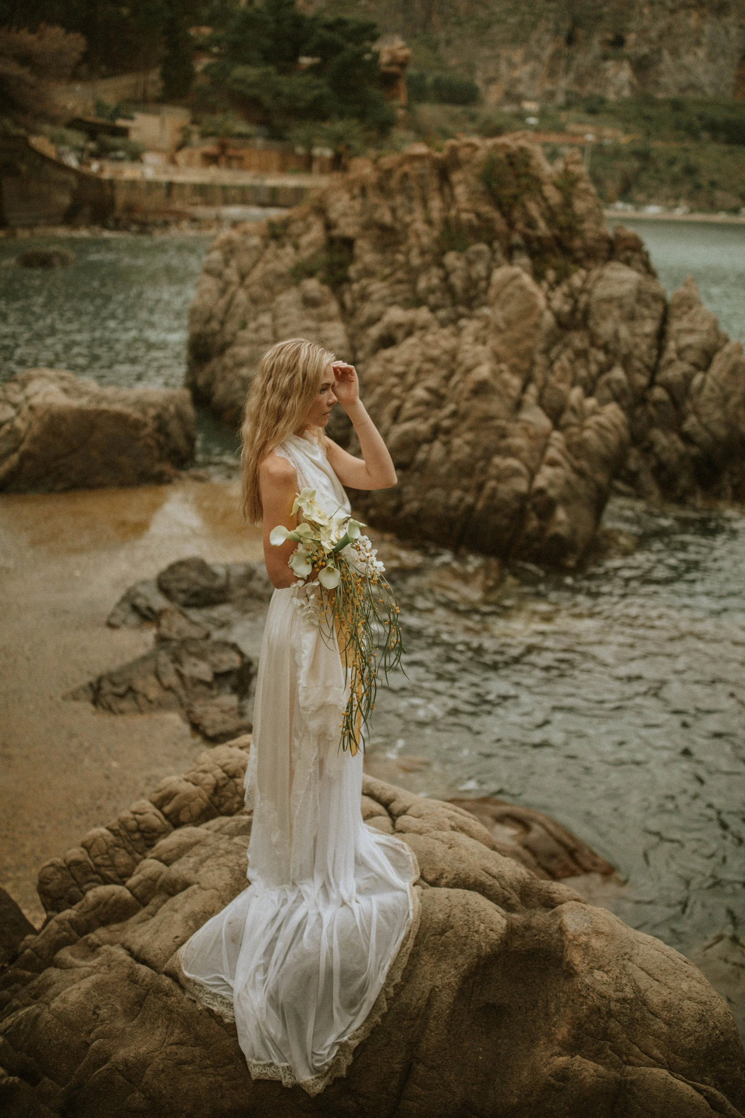 bride holding bouquet in Sicily beach view