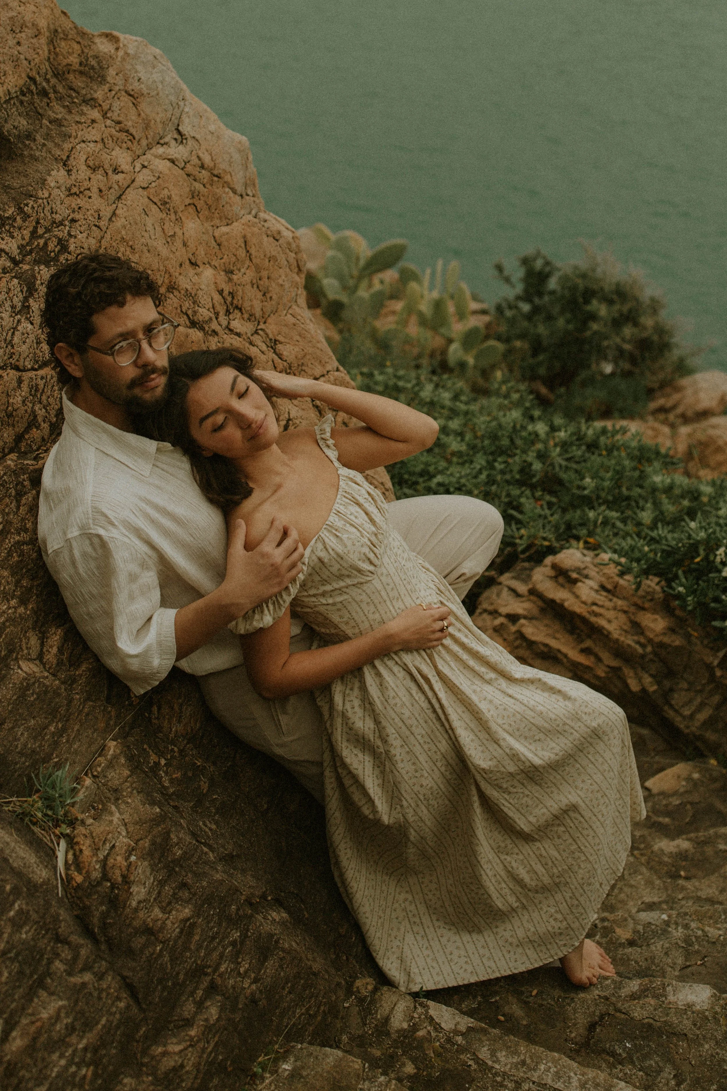 sicily couple by the water