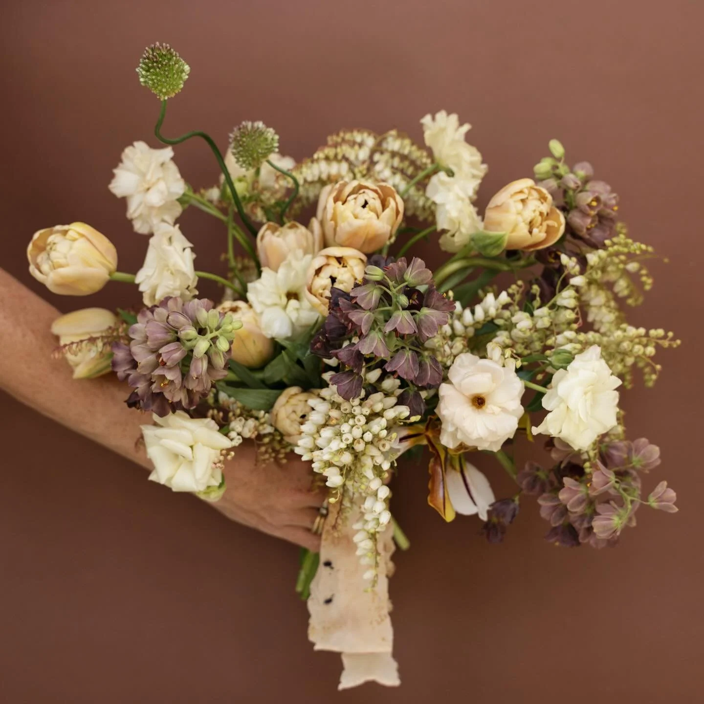 for the bride who chooses feeling over a formula. 

she&rsquo;s effortlessly romantic but with an edge. 

so much I love about this bouquet (that I hope you do too!) 
the gorgeous spring ingredients. a mauve and muted color palette that feels autumna