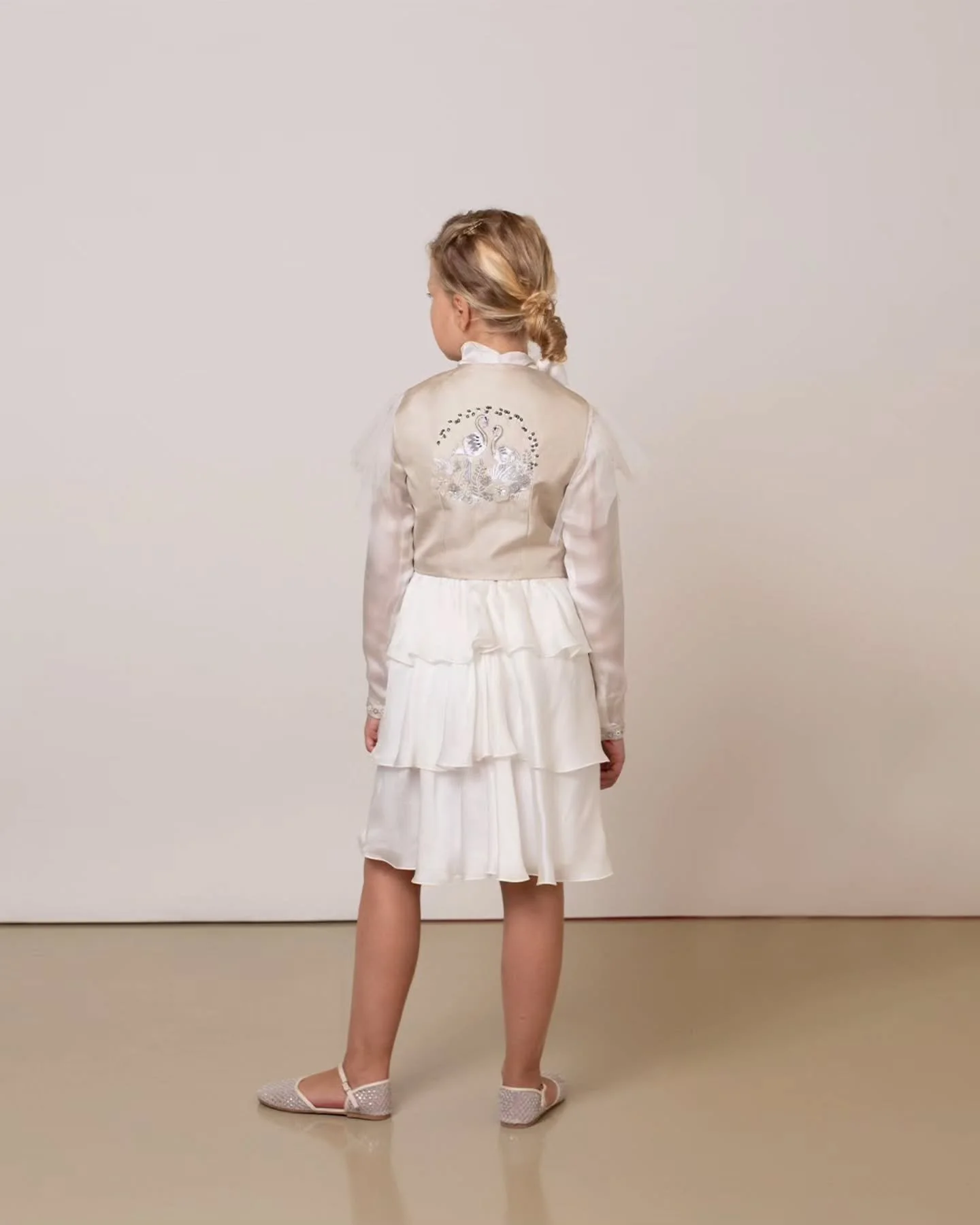 A classic tale of elegance woven in white and grey.

A charming 2 piece set featuring a flowing white dress paired with a slate grey embroidered waist coat, the perfect blend of elegance and playfulness.

[Kidswear, White dress, Slate grey, L&agrave;