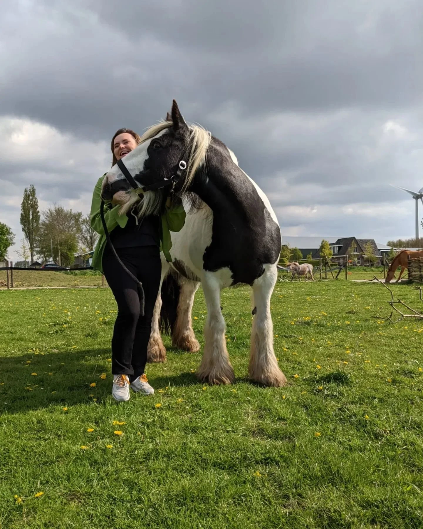 Do what makes you happy! 💛

De afgelopen jaren is dit mijn mantra geworden: doen wat je blij maakt. Maar eerlijk? Dat was niet altijd mijn focus. Jarenlang leefde ik vooral om anderen gelukkig te maken. Herkenbaar, toch? Maar is dat op de lange term