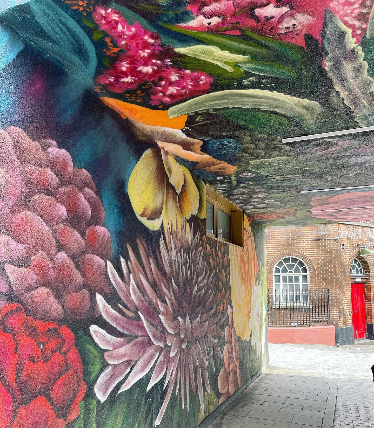 Out and about this morning we came across this floral mural in a tunnel. It&rsquo;s giving me ideas for a florist site I&rsquo;m working on 💕🍃🌻