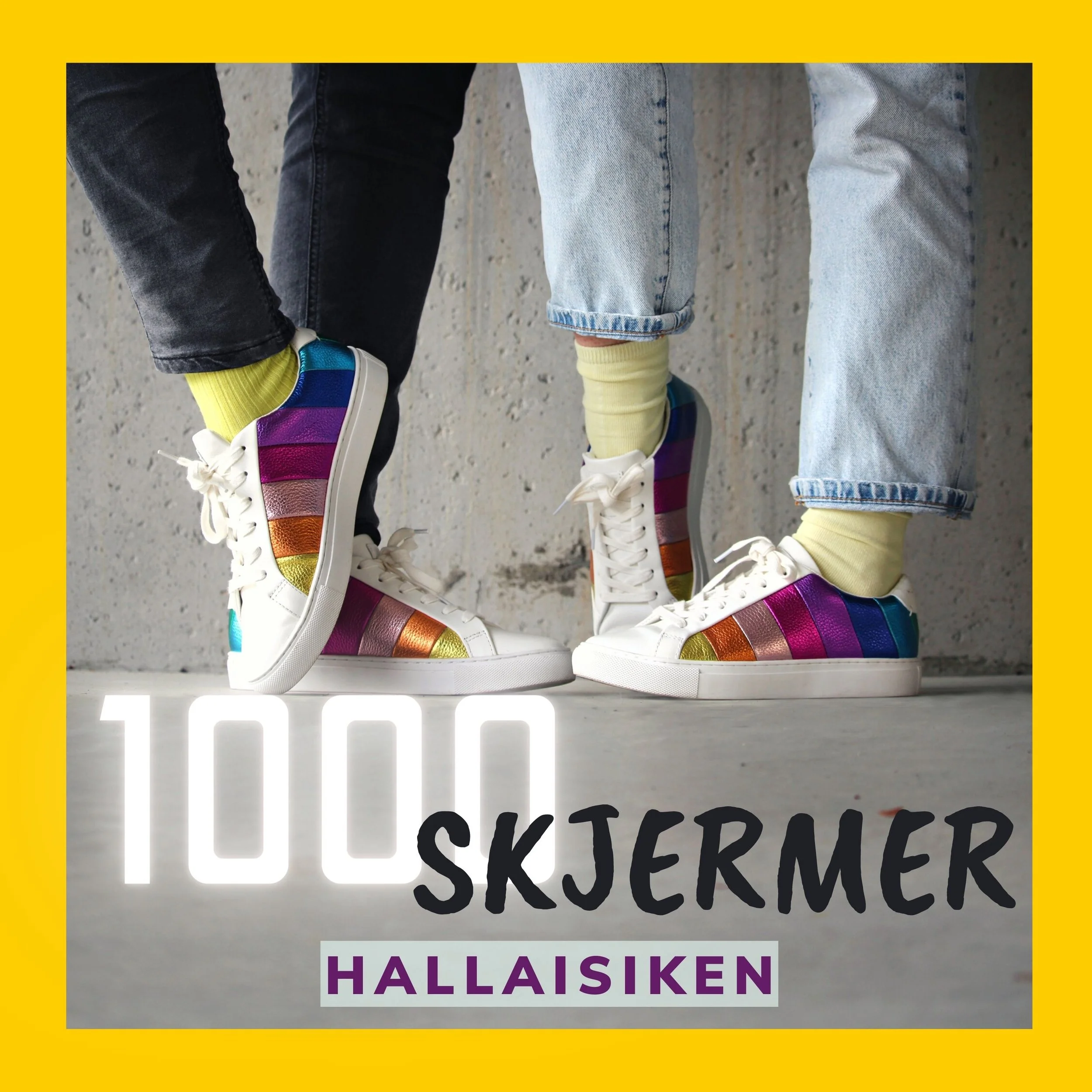 Skilt med teksten "1000 skjermer" og "Hallaisken" i store bokstaver, personers føtter iført fargerike sneakers og lyse sokker, samt en grå vegg i bakgrunnen.