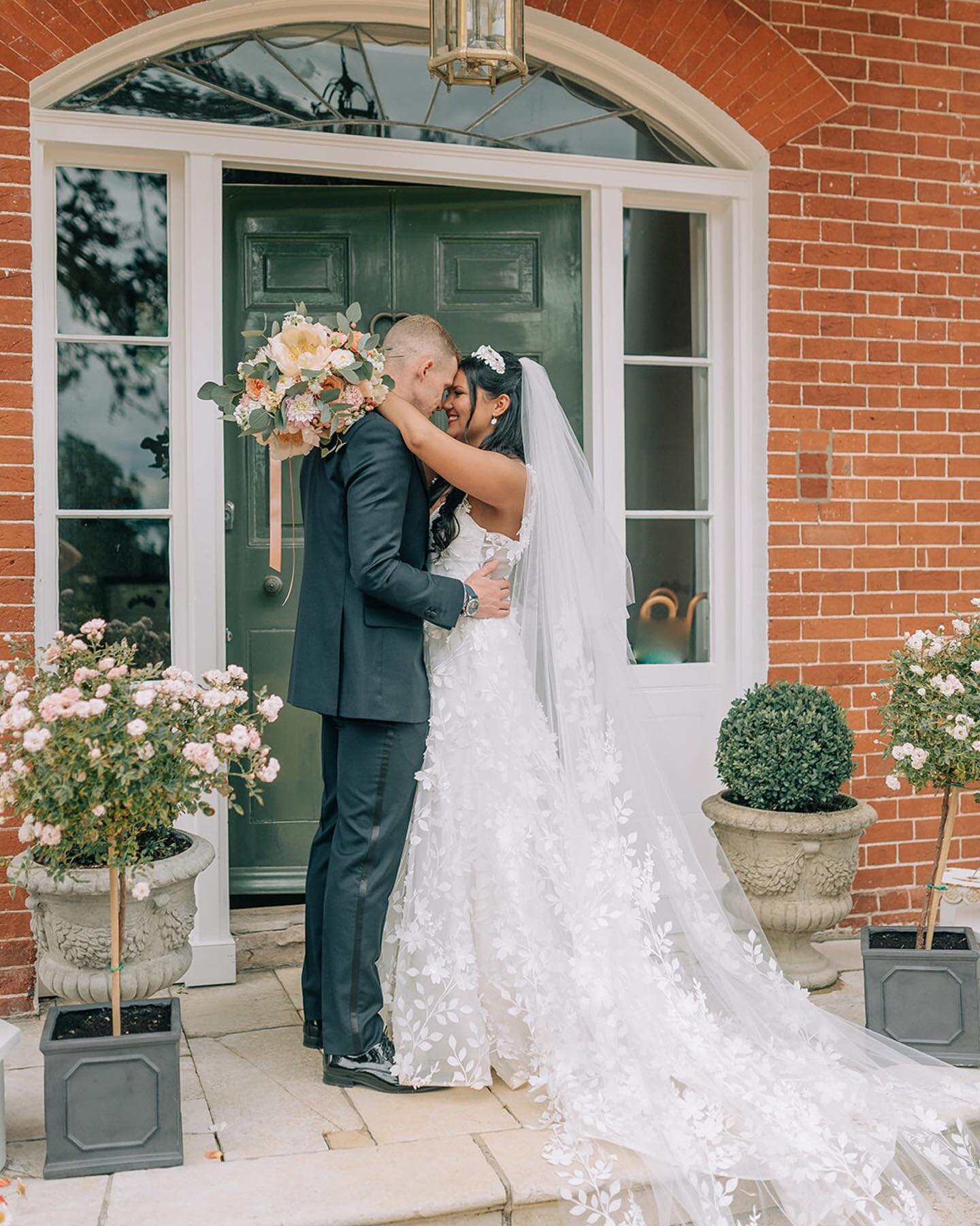 Carrying on with the prettiest details from last years weddings! The very beautiful Reymerston Hall for Leah + Josh&rsquo;s July Wedding. The most incredible flowers, colours and gold details. I absolutely love this venue and everything about their d