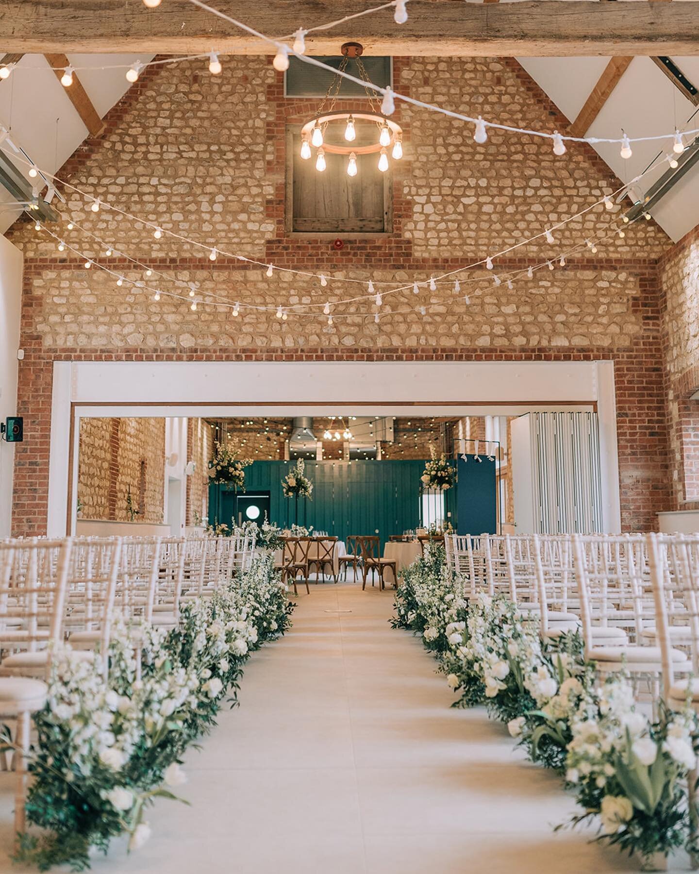 A couple of weeks ago I attended the opening night of the very beautiful new @abbeybarn and snapped a few photos that were just too pretty not to share on my grid 🤍 
.
Venue: @abbeybarn @uniquenorfolkvenues 
Florist &amp; Styling: @floralsistas 
Lig