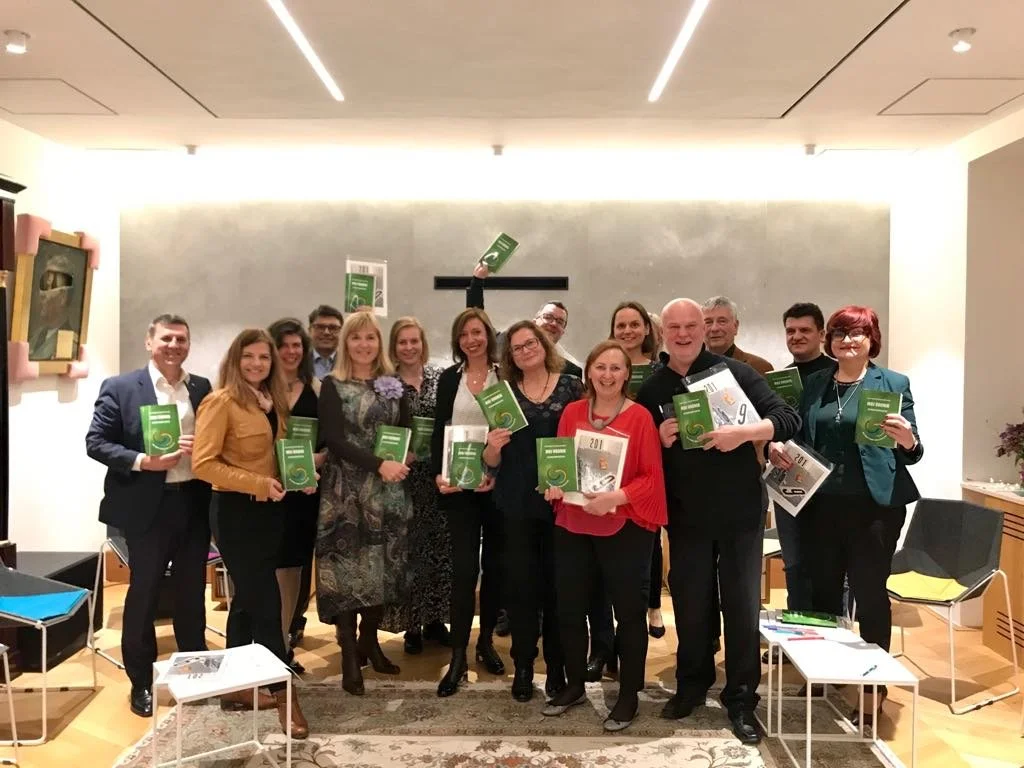 Skupinski portret udeležencev z AEIOU vodnikom