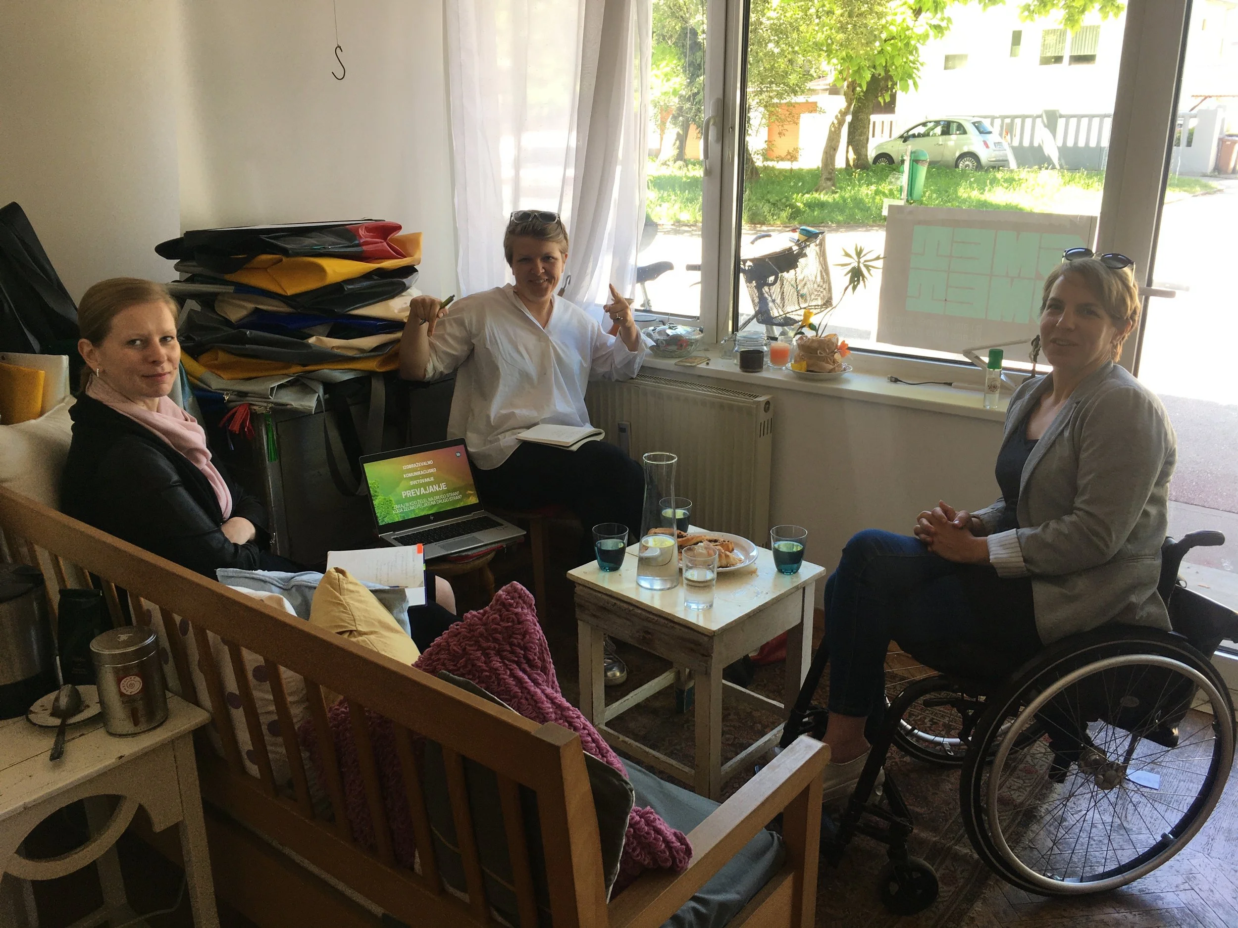 Uršula, Anja in mentoriranka za čajno mizico