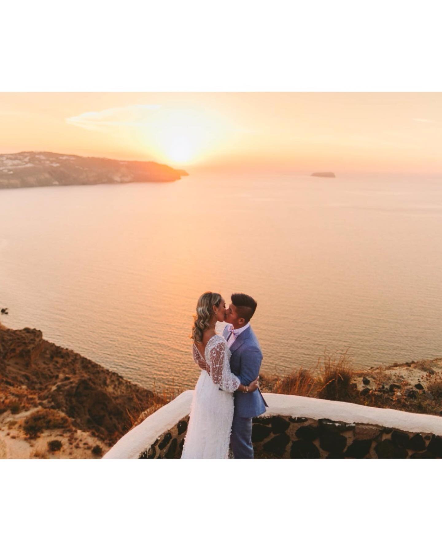 #santoriniwedding #santorinisunset #santoriniweddingphotographer #destinationwedding #destinationweddingphotographer #greekislandweddings #retzonisphotography