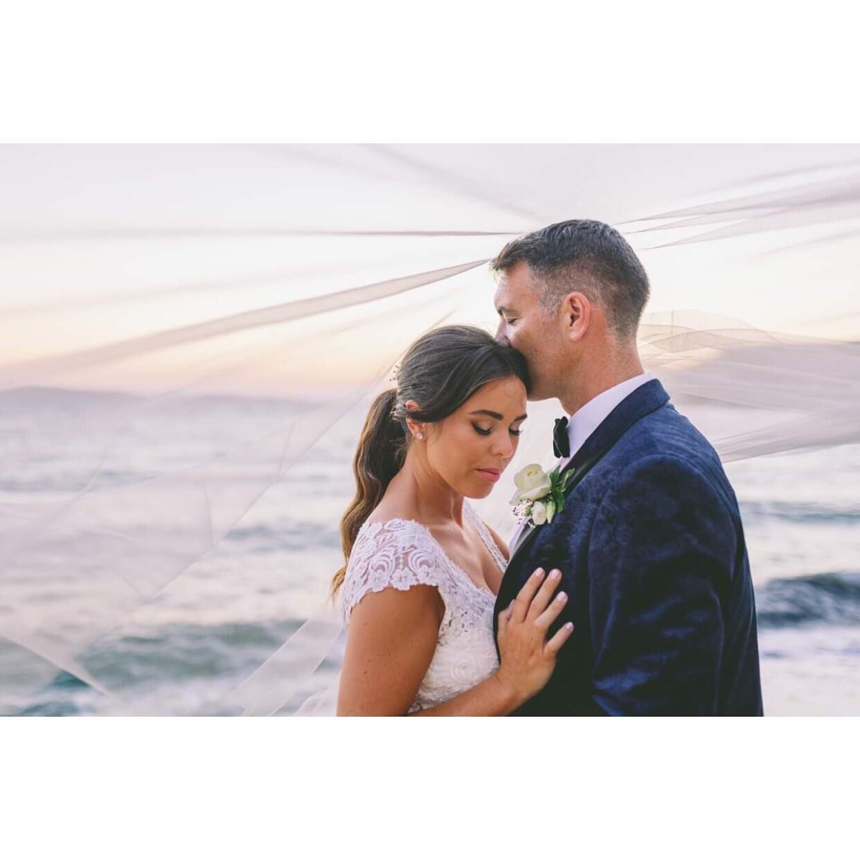 / Mykonos Sunset &hearts;️

Wedding Planning : @moodeffects 
Bridal Hair &amp; Make up Styling : @vassia.papakonstantinou 
Wedding Venue : @saintjohnresort 

#mykonos #mykonoswedding #mykonossunset  #gettingmarriedingreece #destinationweddingphotogra