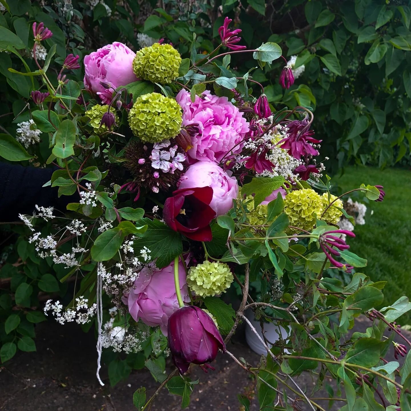 Made this bouquet after visiting @simplybyarrangement using peonies, Verbena and jasmine. Smells absolutely beautiful! Thinking about finding the light for the photo! #heatherandmoss #heatherandmossflowers #flowerjoy #flowertherapy #peonybouquet #peo