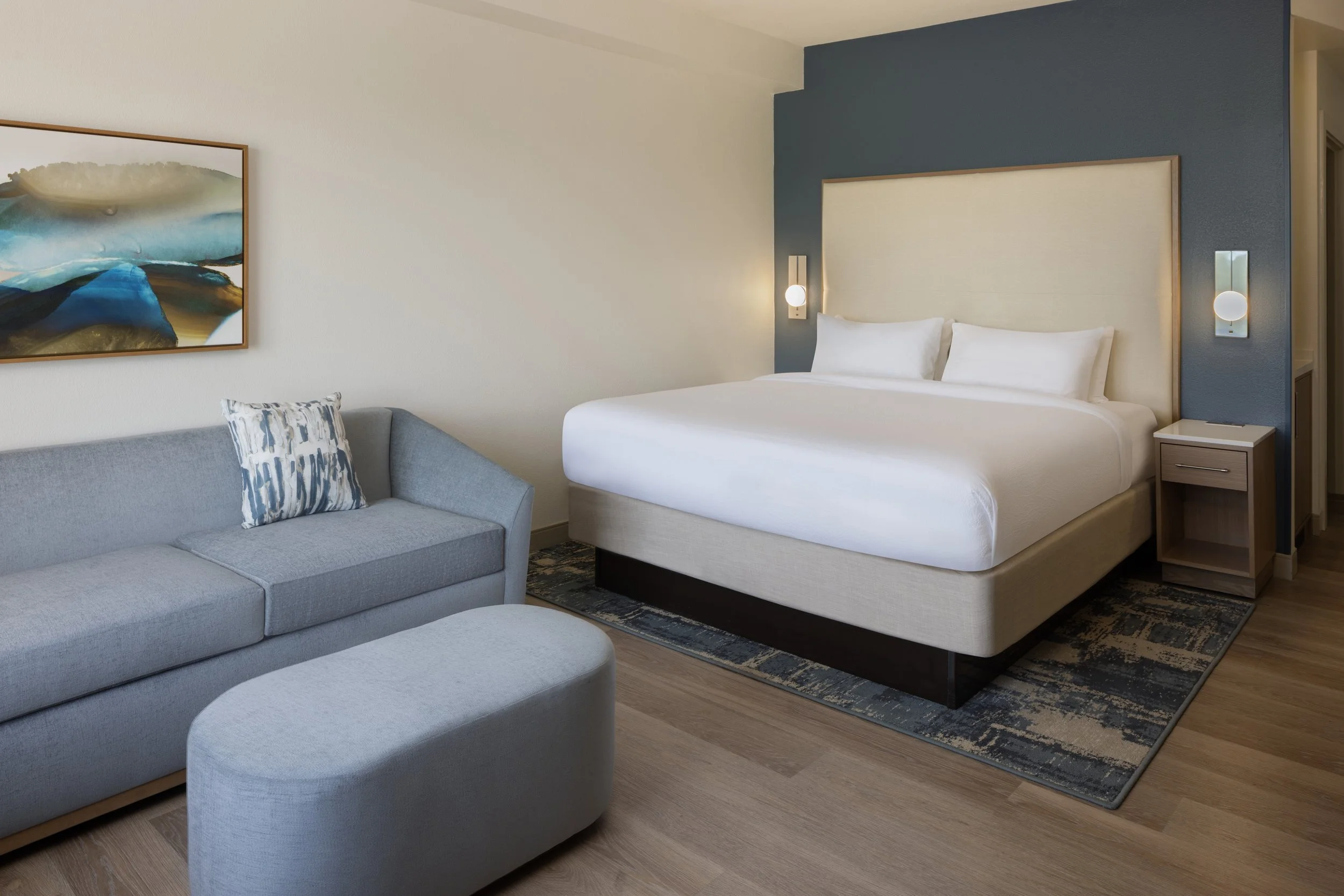 VPSCY_Room_546_GENR_King_with_sofa_bed_2778.jpg