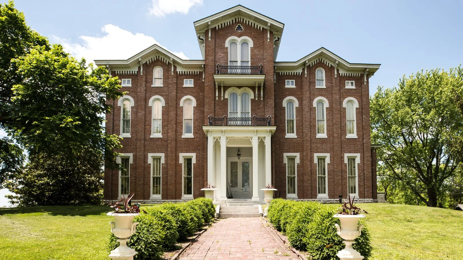 May 2026 deTour: White Hall