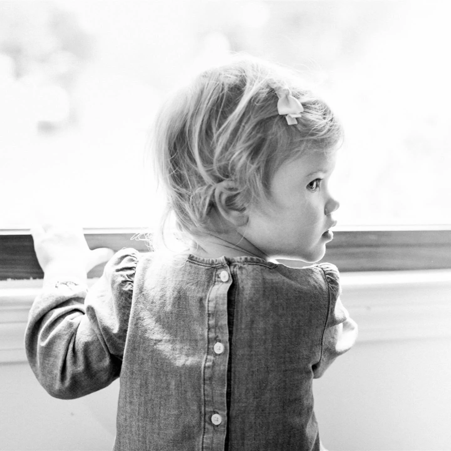 Introducing&hellip;at-home mini sessions!
I wanted to offer something new this year that spoke to the season of life I find myself grasping onto so tightly.  So many memories I cherish are made right here at home, and I want to give you a way to capt