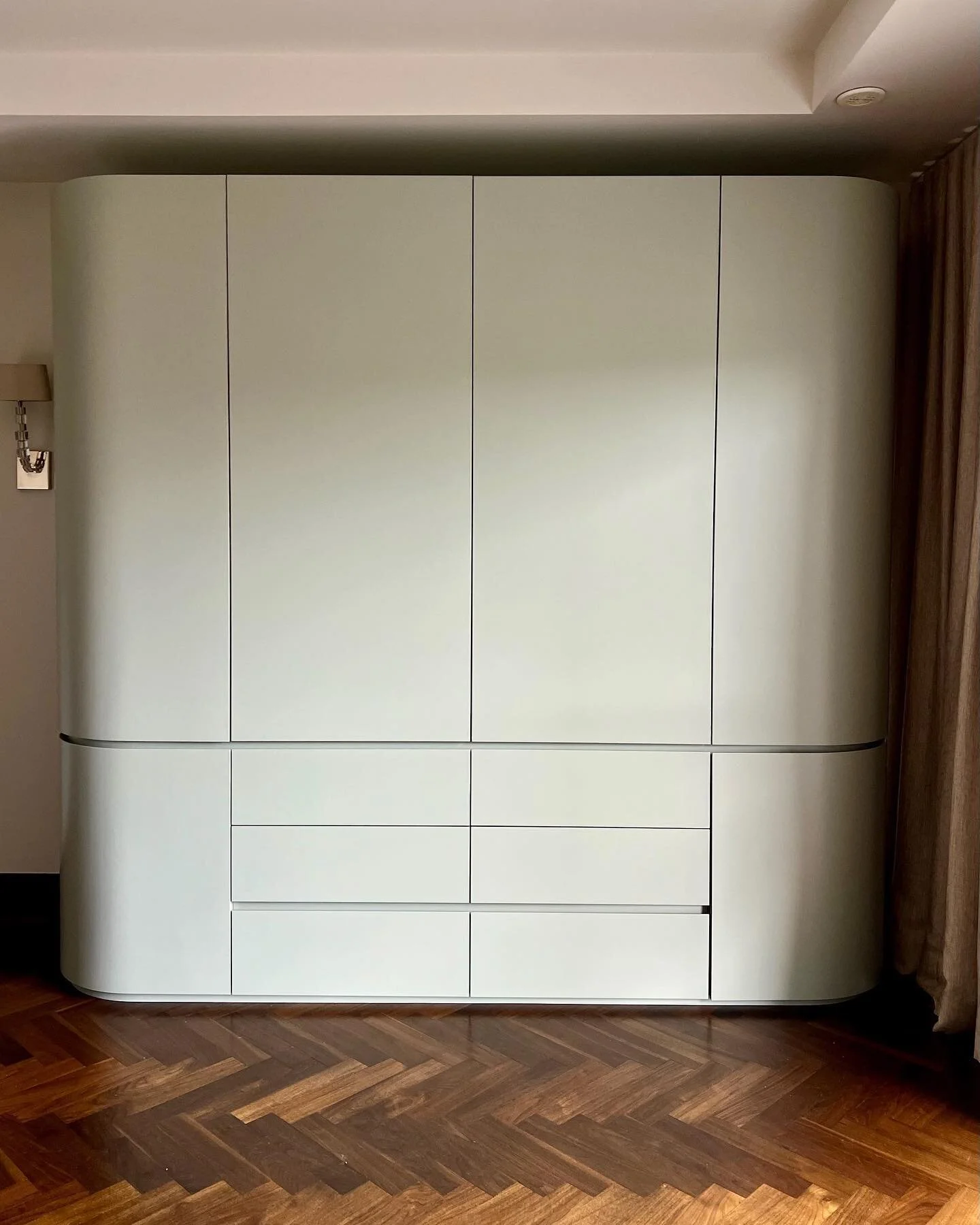 A modern touch 🛸

Millwork by the talented Renca + Heilimo.