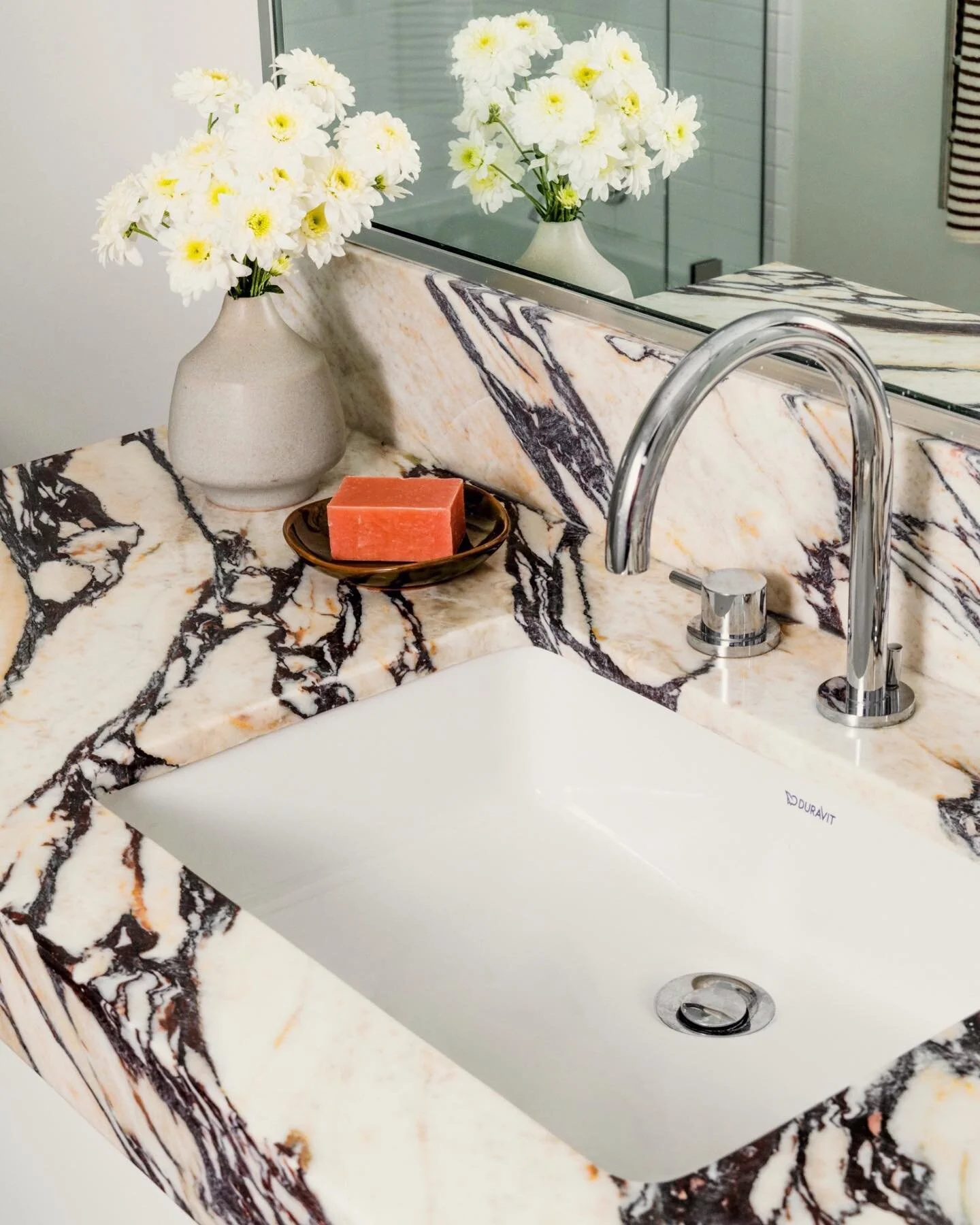 Introducing project 🅗🅔🅛🅔🅝🅐

This renovation project was approached in phases, starting with the upper bathroom. The existing tired space received a complete modern refresh. Minimal finishes and tones are contrasted with a striking calacatta vio