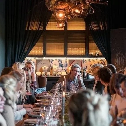 Feierliche Gesellschaft an langer Tafel