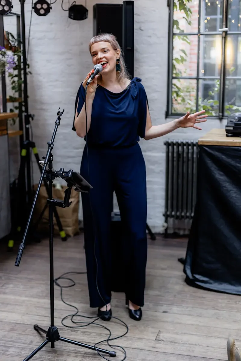 Hochzeitssängerin Jordis Lau singt bei Sektempfang in Hamburg
