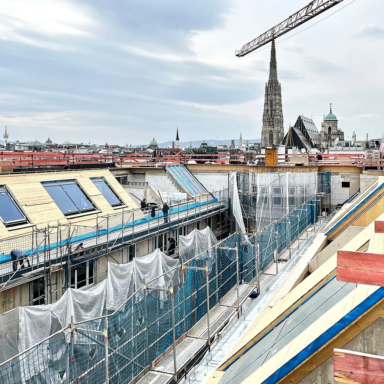 Der Himmel &uuml;ber Wien:
Baufortschritt mit Blick auf Stephansdom und Himmelsstiege unterm neuen Dach
(ARGE a-base &amp; BEP Architekten)