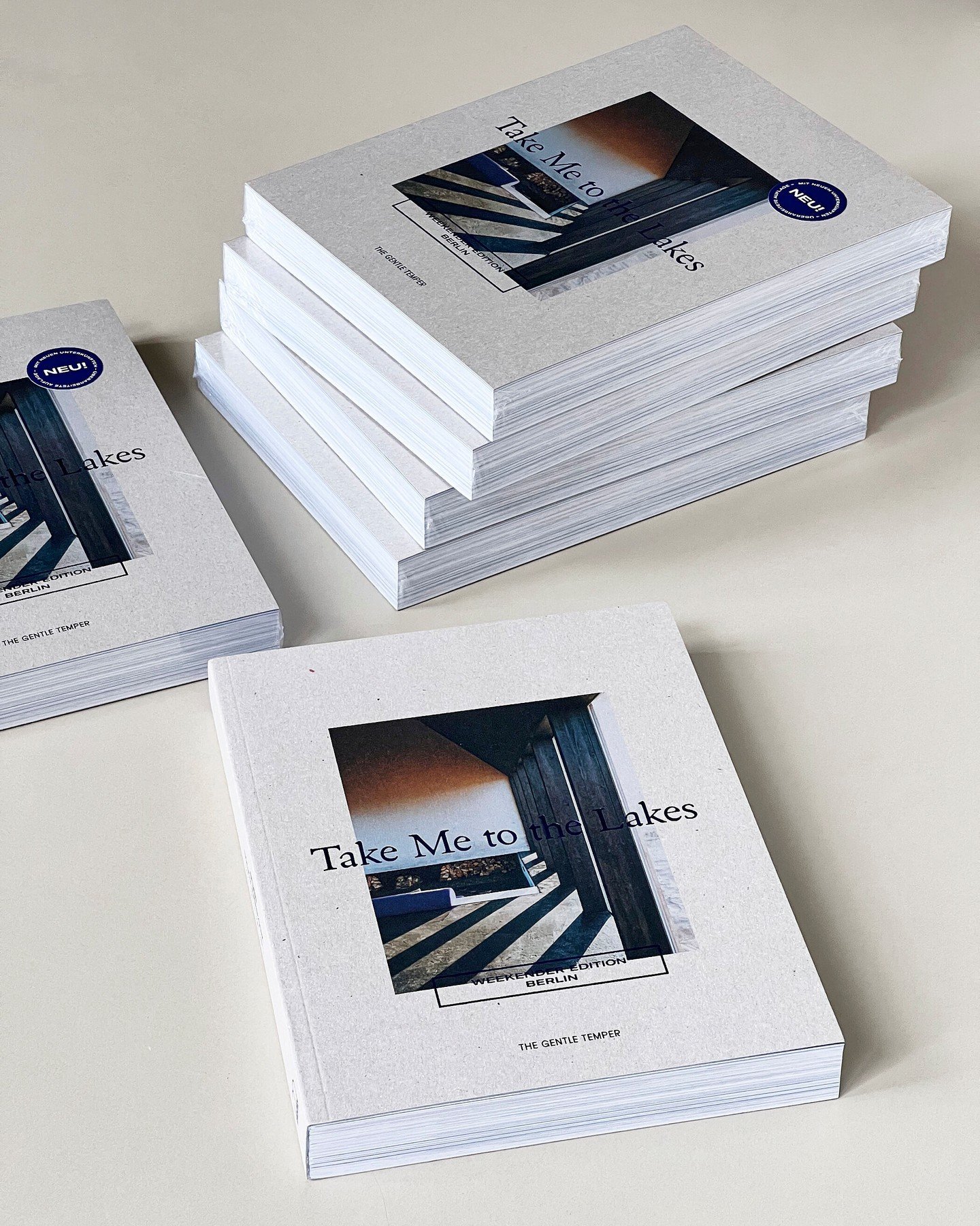 Das Ferienhaus &bdquo;EffiundLuise&ldquo; neu in TAKE ME TO THE LAKES.
Die sehr charmante Buchreihe hat in der neuesten Auflage seiner WEEKENDER EDITION BERLIN auch unser Projekt &bdquo;EffiundLuise&ldquo; aufgenommen.

Ein gen&uuml;ssliches Leseerle