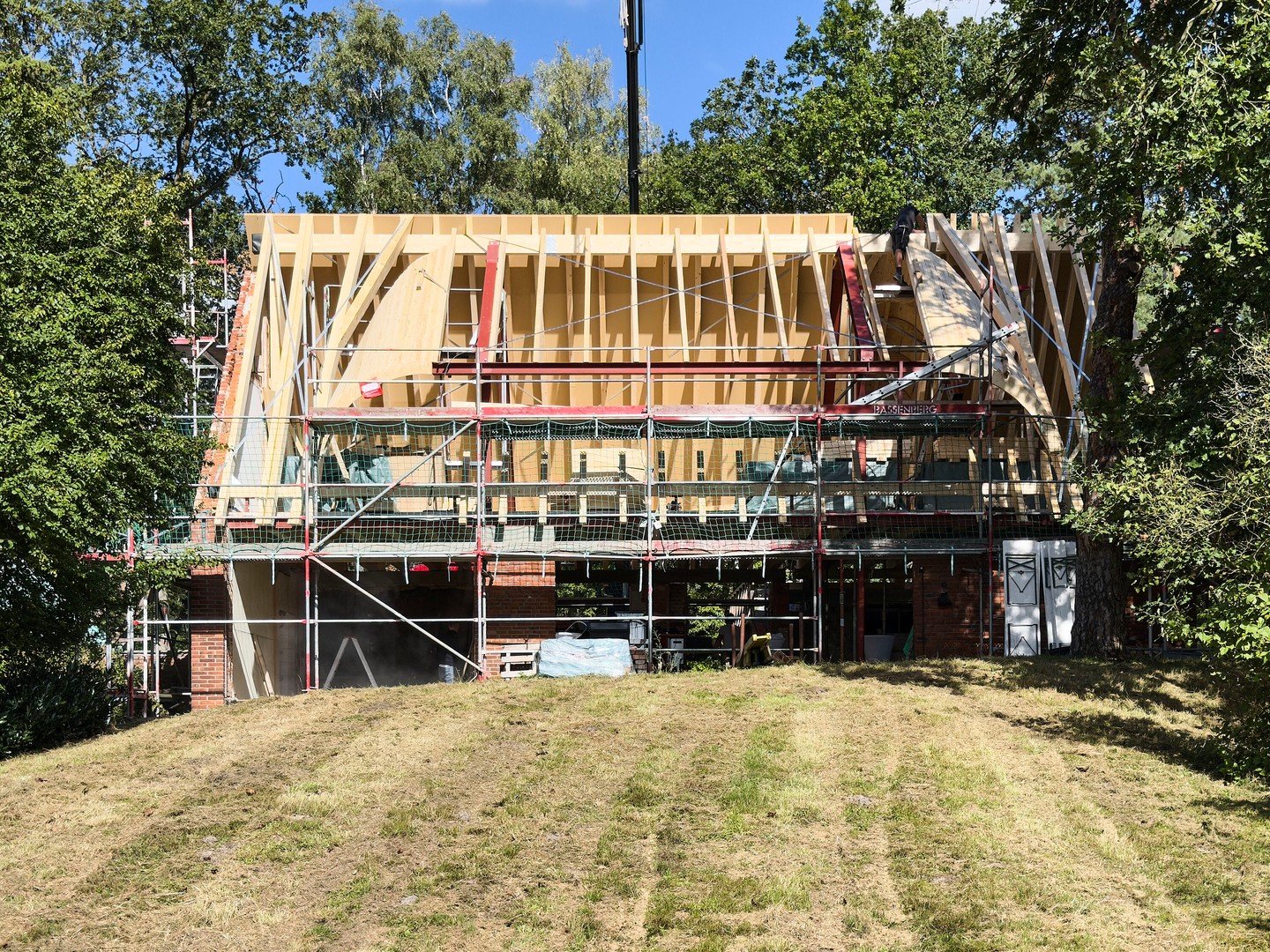 𝗞𝗹𝗶𝗻𝗸𝗲𝗿 𝗺𝗲𝗲𝘁𝘀 𝗥𝗲𝗲𝘁𝗱𝗮𝗰𝗵 - 𝗥𝗶𝗰𝗵𝘁𝗳𝗲𝘀𝘁 𝘂𝗻𝘀𝗲𝗿𝗲𝘀 𝗕𝗮𝘂𝘃𝗼𝗿𝗵𝗮𝗯𝗲𝗻𝘀 𝗶𝗻 𝗙𝗶𝘀𝗰𝗵𝗲𝗿𝗵𝘂𝗱𝗲

Der Rohbau steht und der imposante, steile Dachstuhl ist gezimmert &ndash; ein entscheidender Schritt f&uuml;r unser 