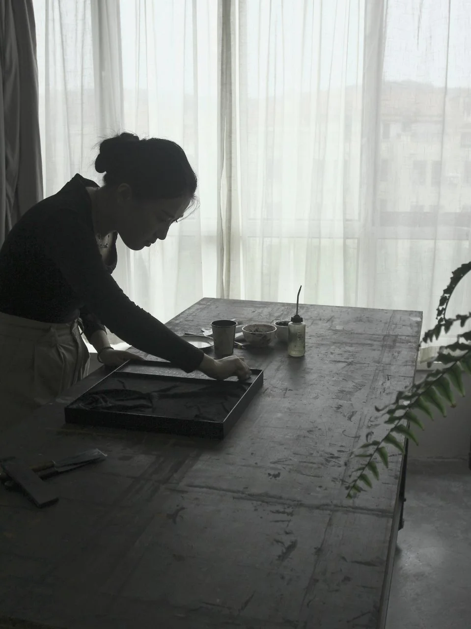 Chenyi applying lacquer to a tray
