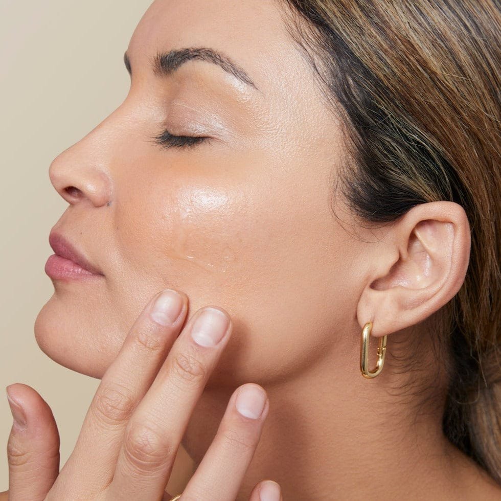 IMEL-01_exfoliatin-lotion_model_3000x.jpg