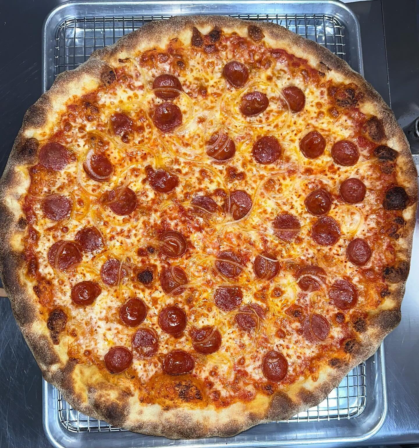 Just the classic ol&rsquo; pepp &amp; onion for ya 🍕🧅
.
.
.
#feralpizza #feralpizzaatx #austinpizza #atxpizza #pizzaatx #atxfoodtruck #austintexas #austintx #atx #hydepark #hydeparkatx #atxfood #atxpizzeria #pizza #pizzeria #womeninpizza @womeninpi