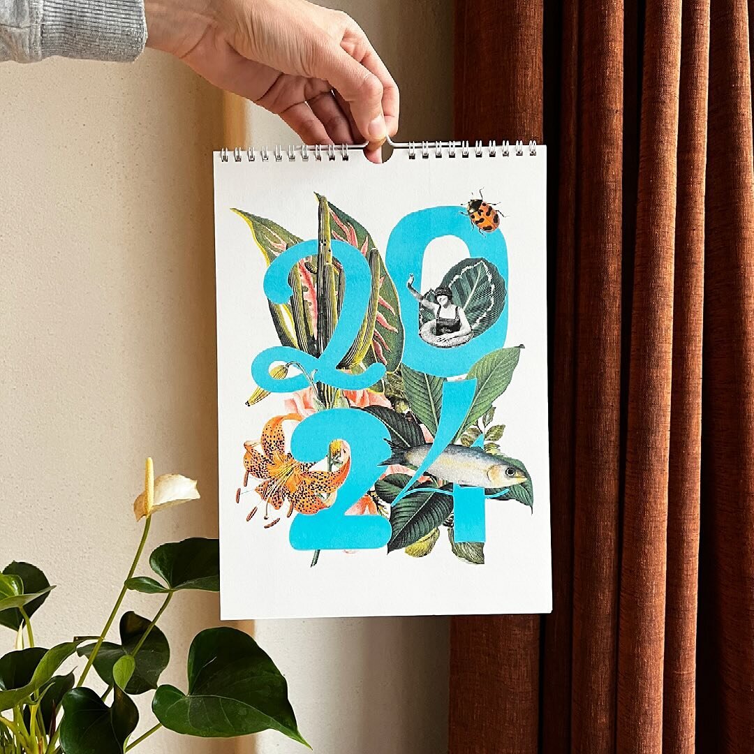 Op zoek naar een cadeau voor een creatieve ziel, een papierfreak, een vrolijke kleurenfanaat? 🌈 We hebben nog twee exemplaren van deze super coole, kleurrijke jaarkalender voor 2024. Elke maand is ge&iuml;llustreerd door een andere lokale ontwerper 