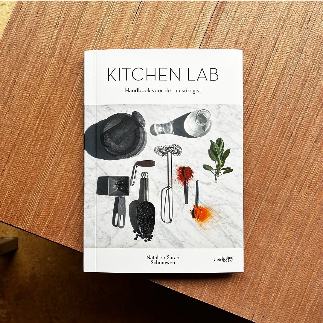 Op zoek naar een cadeau voor een eco warrior, een doe-het-zelver, een speelvogel? ♻️ Onze tip: deze vierde editie van &lsquo;Kitchen Lab: Handboek voor de thuisdrogist&rsquo;. Voor het eerst uitgegeven in 2015, maar nu in een nieuw jasje. Een inspire