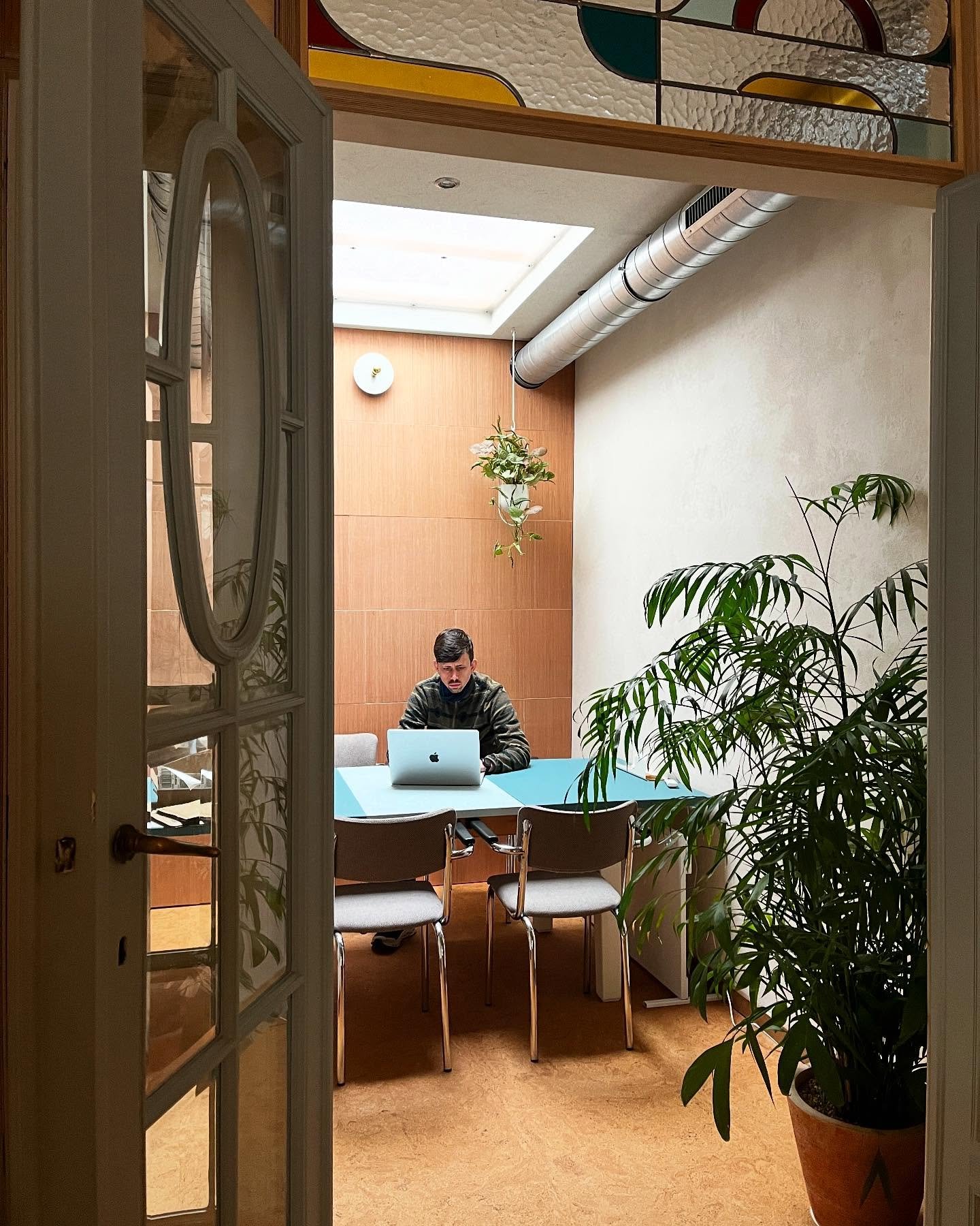 Co-founder @mathieuvancamp hard aan het werk 🧑🏻&zwj;💻

#howdy #howdyantwerp #coworking #coworkingantwerpen #coworkingberchem #statiestraat #statiestraatberchem #hartvanberchem #doublebilldesign