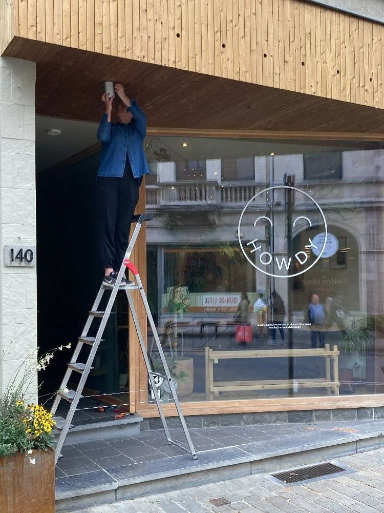 Met z’n allen hard doorgewerkt gisteren en vandaag EN HET IS ZO GOED ALS AF! Enkel nog beitsen, extra kabels voor de gevelplanten en een kapstok, en dan zijn onze nieuwe voorgevel en inkomhal echt helemaal klaar. 
Dank aan Eco-dé @ecolo