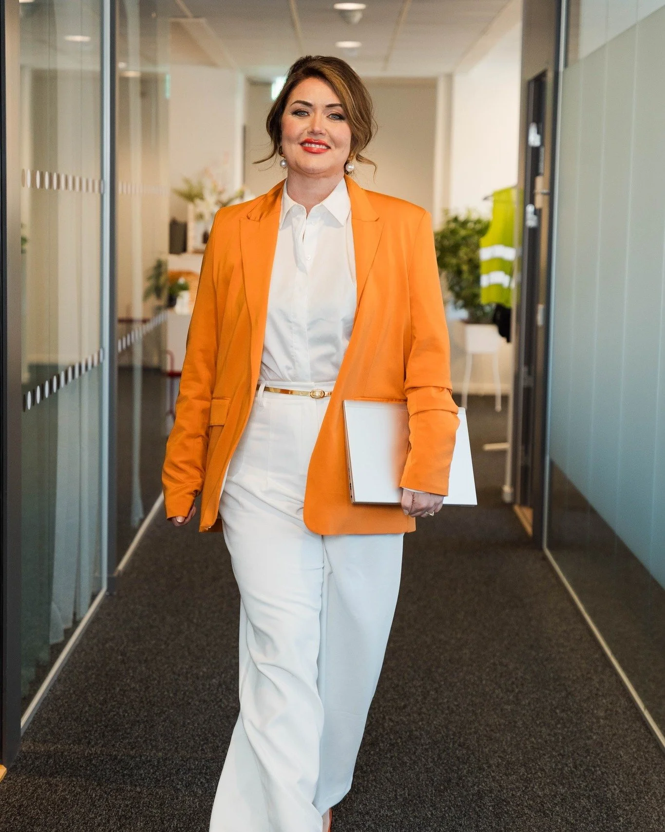 ALL of my clients like this.
The 'helhetsgrepp' that I offer.
The helhetsgrepp is what makes you able to relax.
If you work with me, you don't have to think about
- outfits
- locations
- branding
- make-up 
- colors
Instead, you book a shoot and