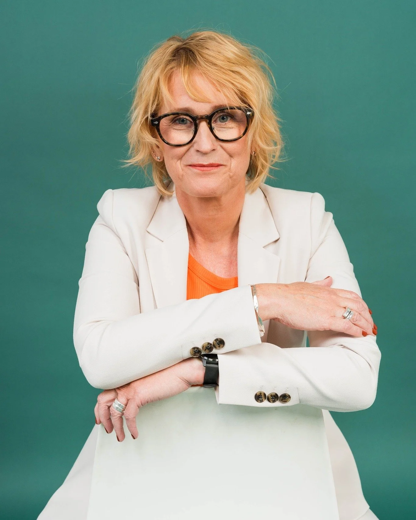 Oh how I had fun working with Anna Sjöström 🤩
Anna wanted a total rebrand, with photos that showed 
- Glimtet i ögat *spark in the eye*
- Her remarkable expertise
- That alcohol prevention can be fun
The process?
1. Brand call: mar