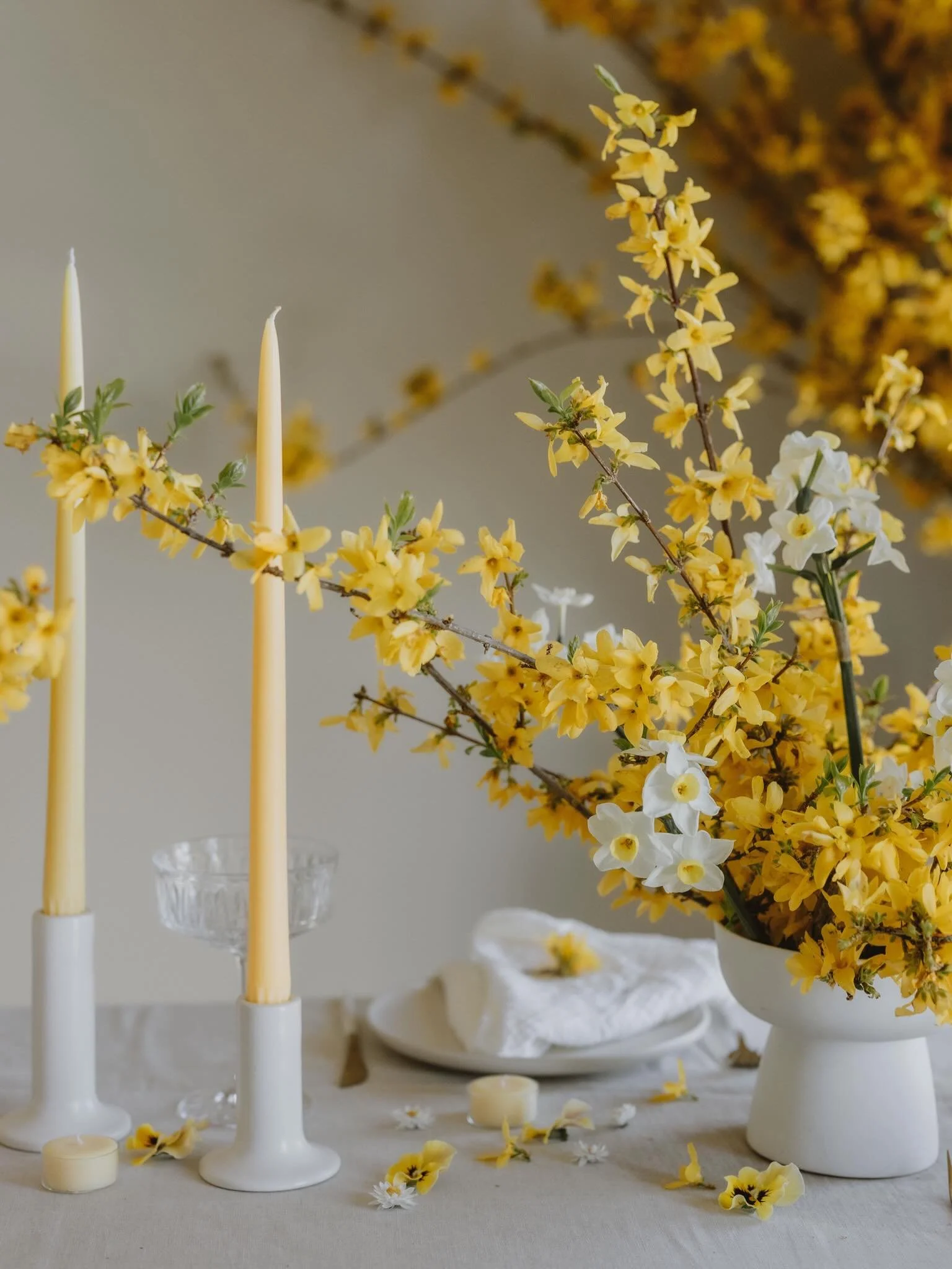 A little spring magic with the incredibly talented Fi@peonynpearl 💛. All flowers from her own garden! #canberra #spring #forsythis