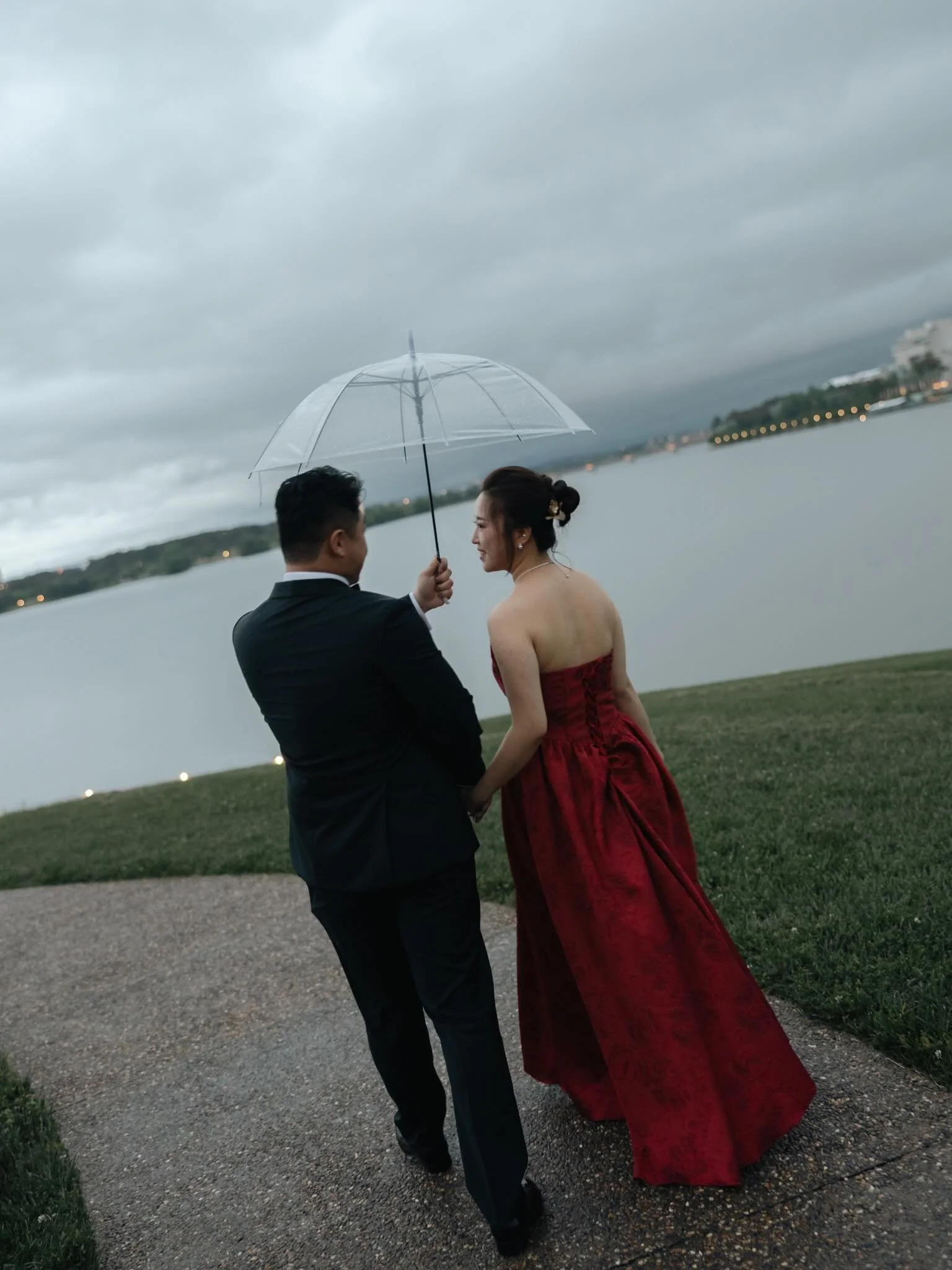 What a day! 🤍. We had a huge storm, and the plans had to change, but nothing could stop Wendy and Jason from enjoying their special day! So much love, laughter and happiness, even with all that rain!Such a beautiful day to be part of! ❤️
Florist: @a