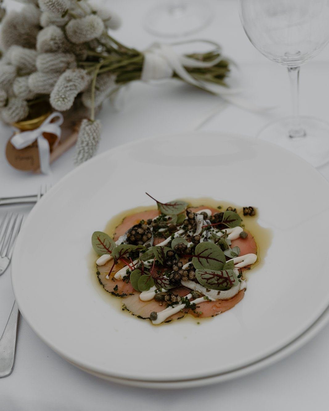 Always bringing the best presentation into your guest experience ➡ Tuna crudo, white anchovies, capers, tapioca cracker (GF)

Photo @hayleyrafton 

#caterer #catering #sydneycaterer #sydneycatering #entre&eacute;s