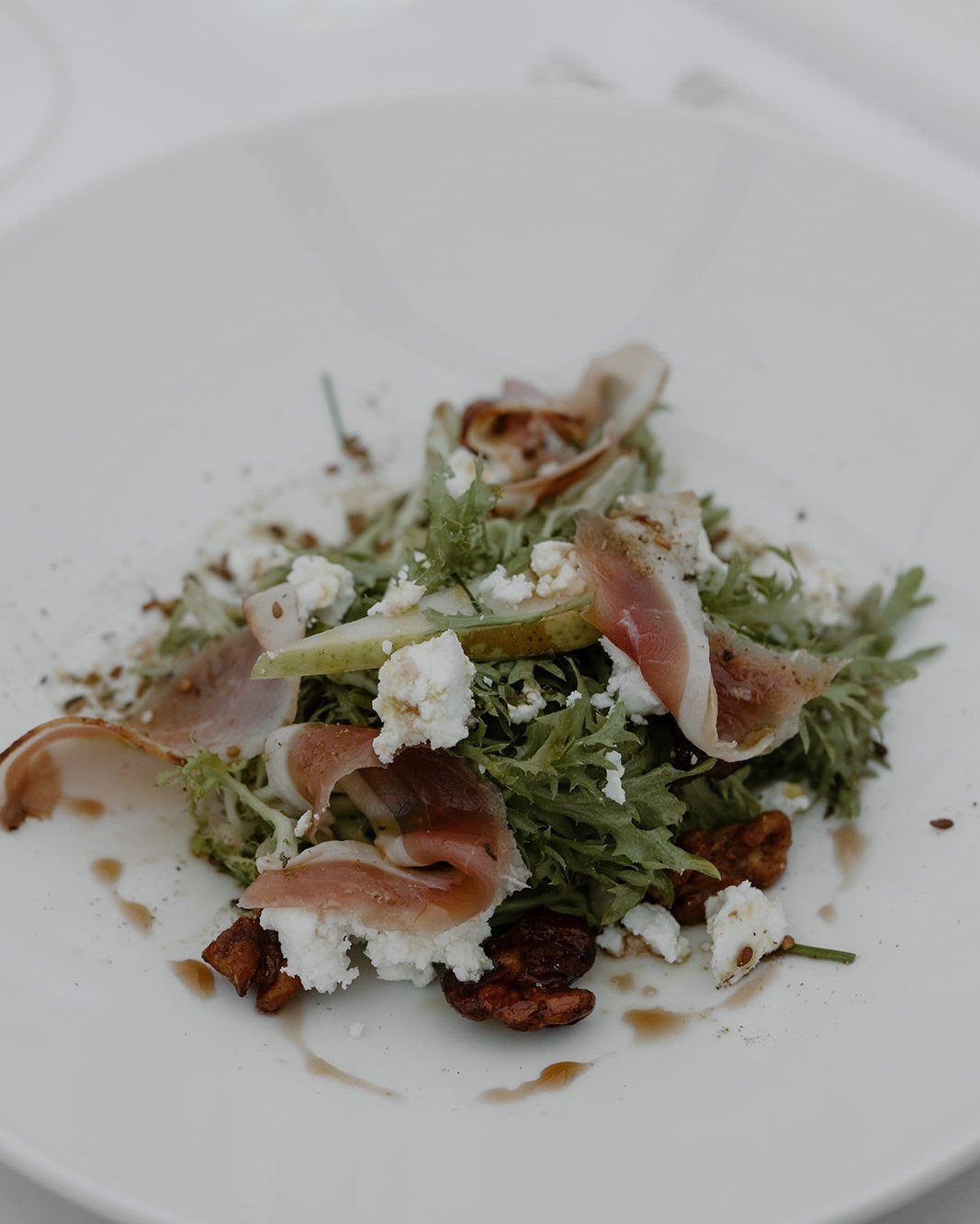 Combining savoury, sweet, tangy, and crunchy elements ➡ House cured duck prosciutto, pear, goats cheese, candied walnut and frisee salad (GF)

Photo @hayleyrafton 

#catering #caterer #sydneycaterer #sydneycatering #prosciutto