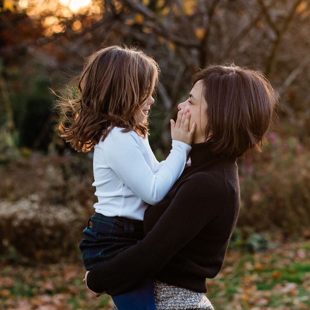 Golden hour light makes everything soft, warm and glowy. My favorite time of day to photograph in. 

 #goldenhour #goldenhourglow #goldenhourphotography #familyphotography #familyphotosession