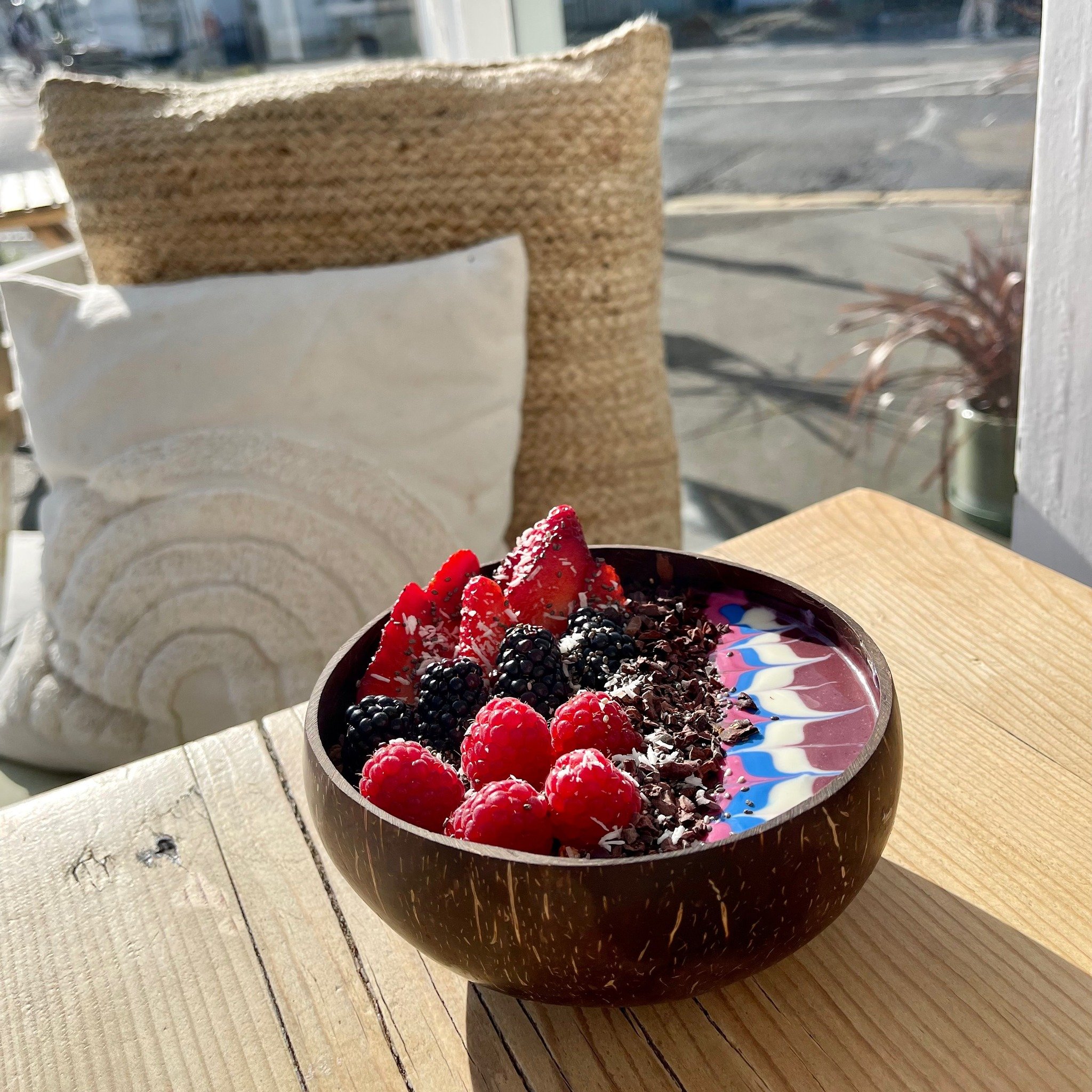 🌿🍇 Indulge in acai while watching the world go by at our beautiful Cheltenham cafe! 🌎✨