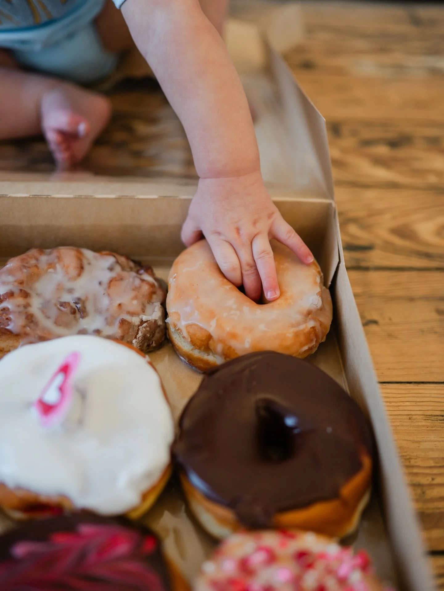 When I tell you I can&rsquo;t narrow down the favorites of this session, I mean it. 🥳 This little boy was so happy and loved his donuts! Don&rsquo;t sleep on studio sessions in the colder months, because sometimes it&rsquo;s just what you need to ca
