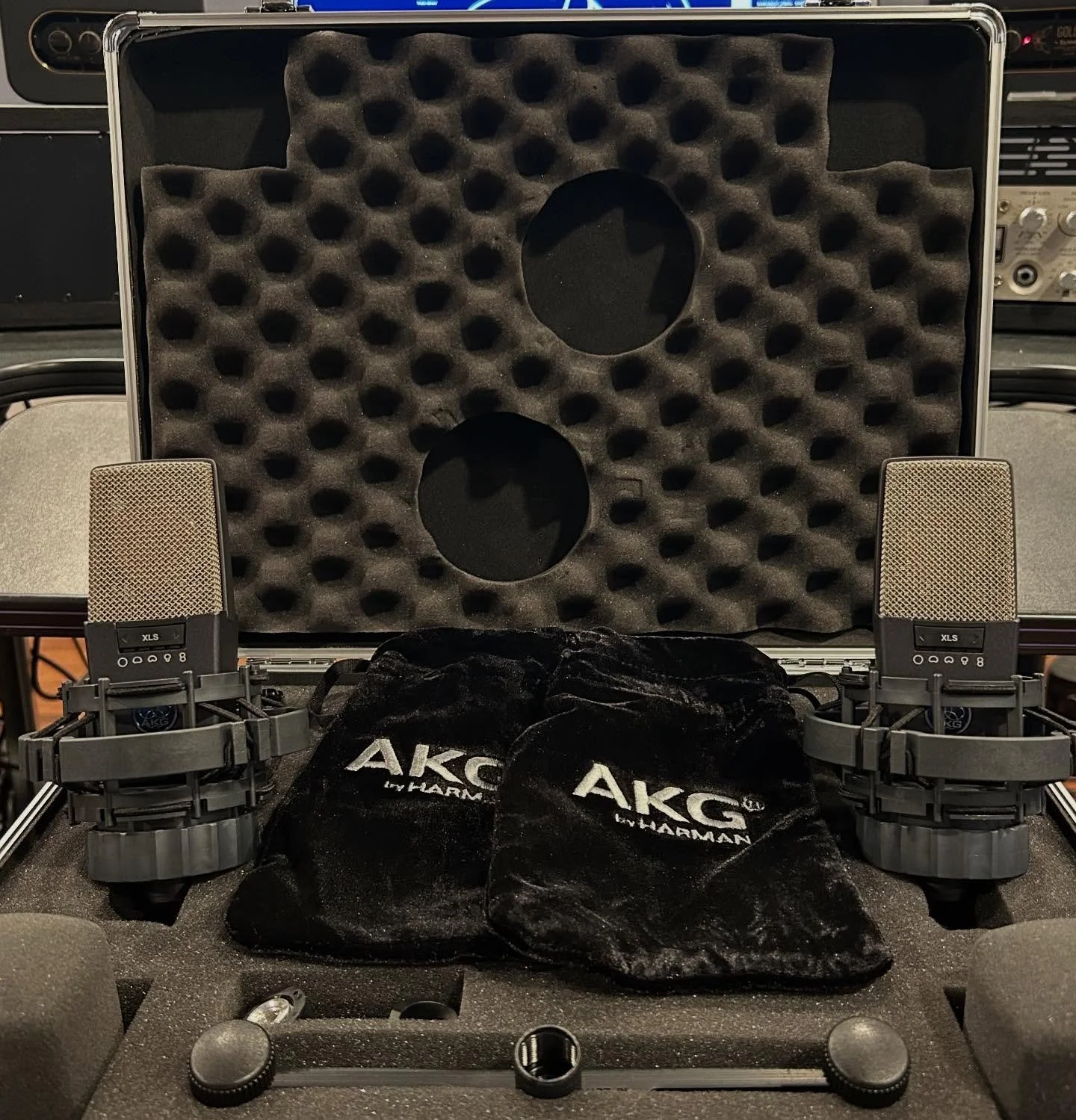 🚨 New Gear! 🚨 
Some belated Christmas presents for TMP.
@akgaudio C414 XLS Matched Pair
@lectrosonics_inc  DSR4 four channel reciever