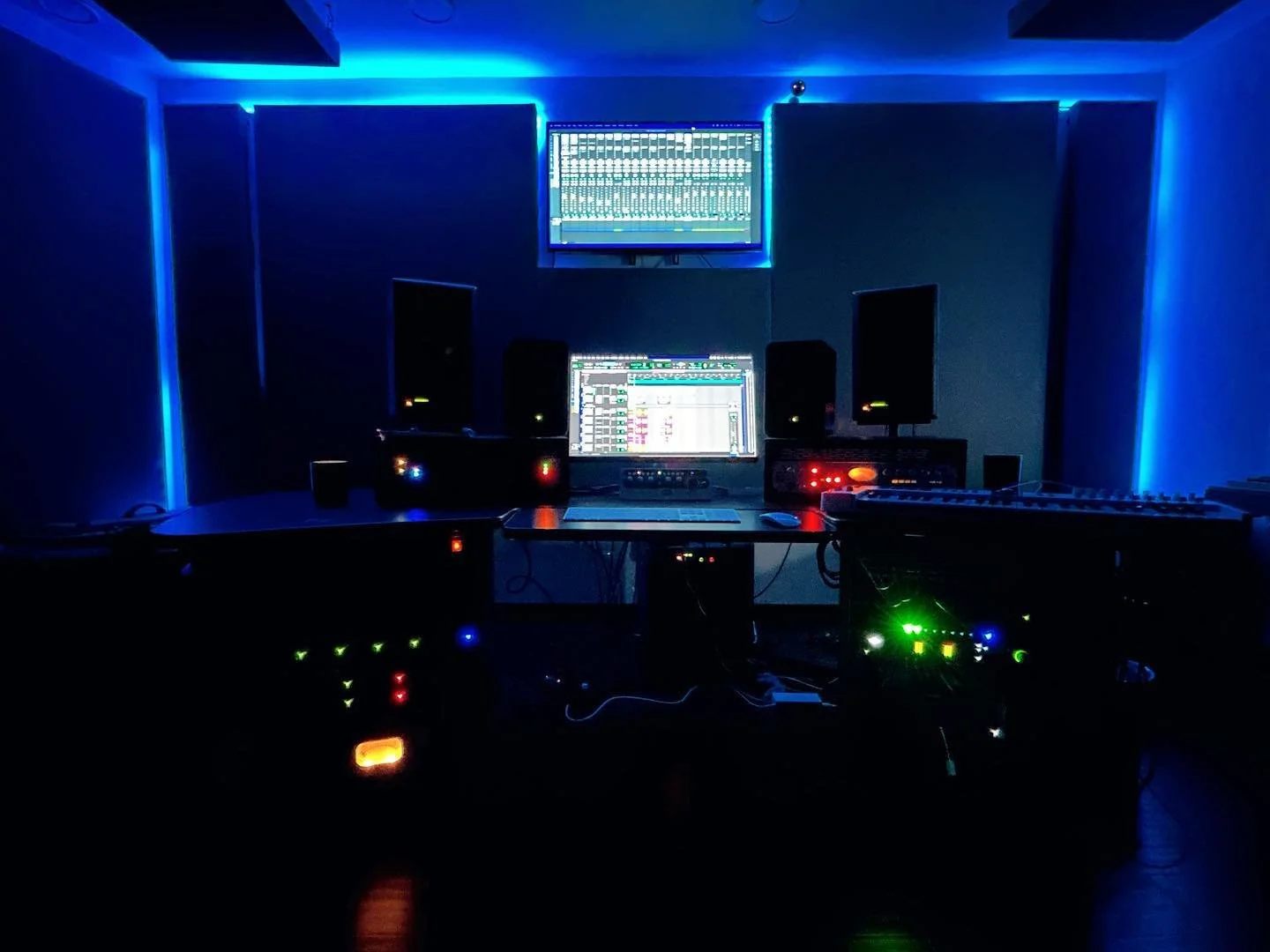 Gearing up for todays session 🎶 Come make music with us, link in Bio

#longislandmusic 
#musicstudio 
#recordingstudio 
#musicproduction 
#recording #music #mixing
